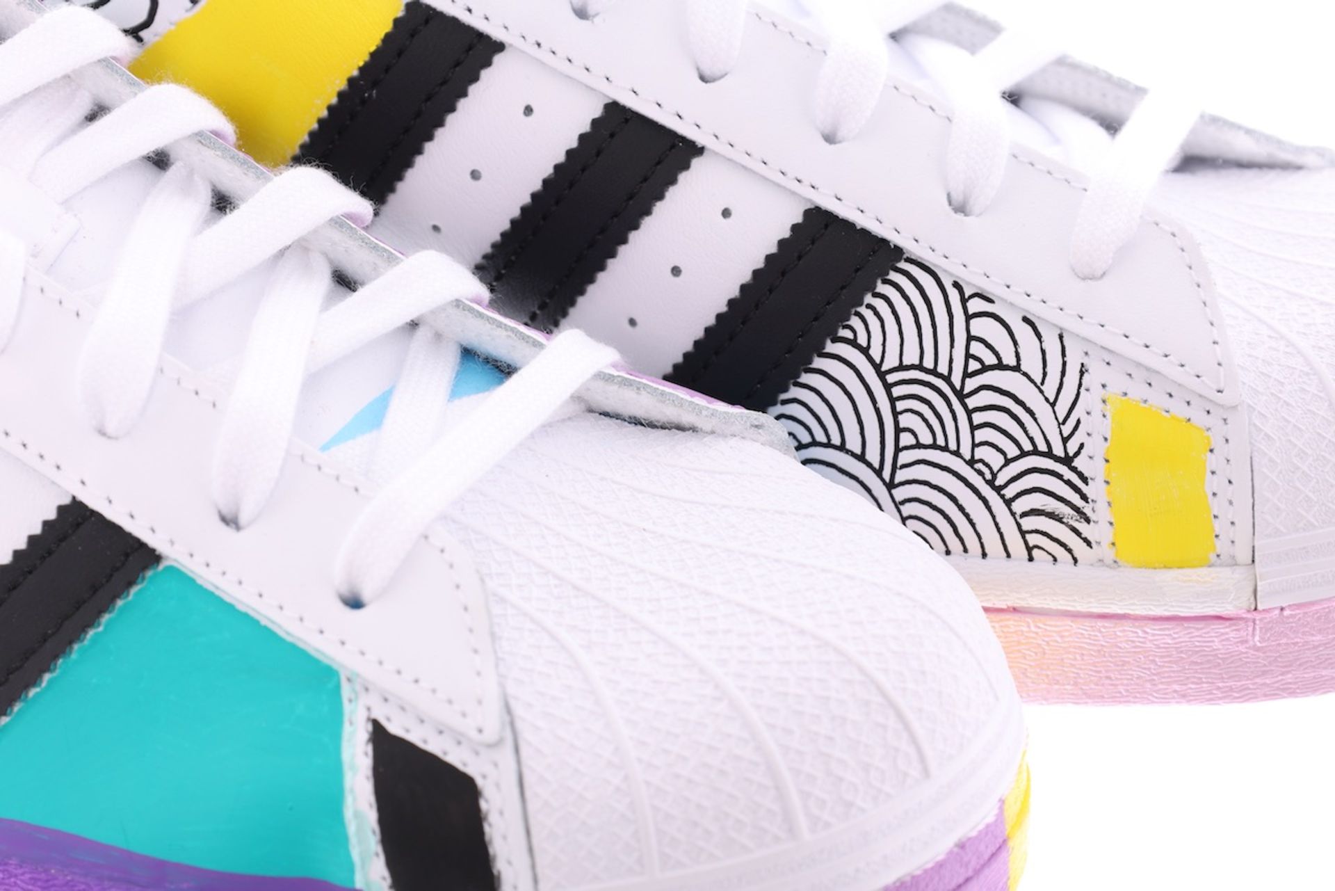 NICE! - A(u)ktion 2022: Adidas-Sneaker gestaltet von Stok La Rock - Bild 2 aus 6