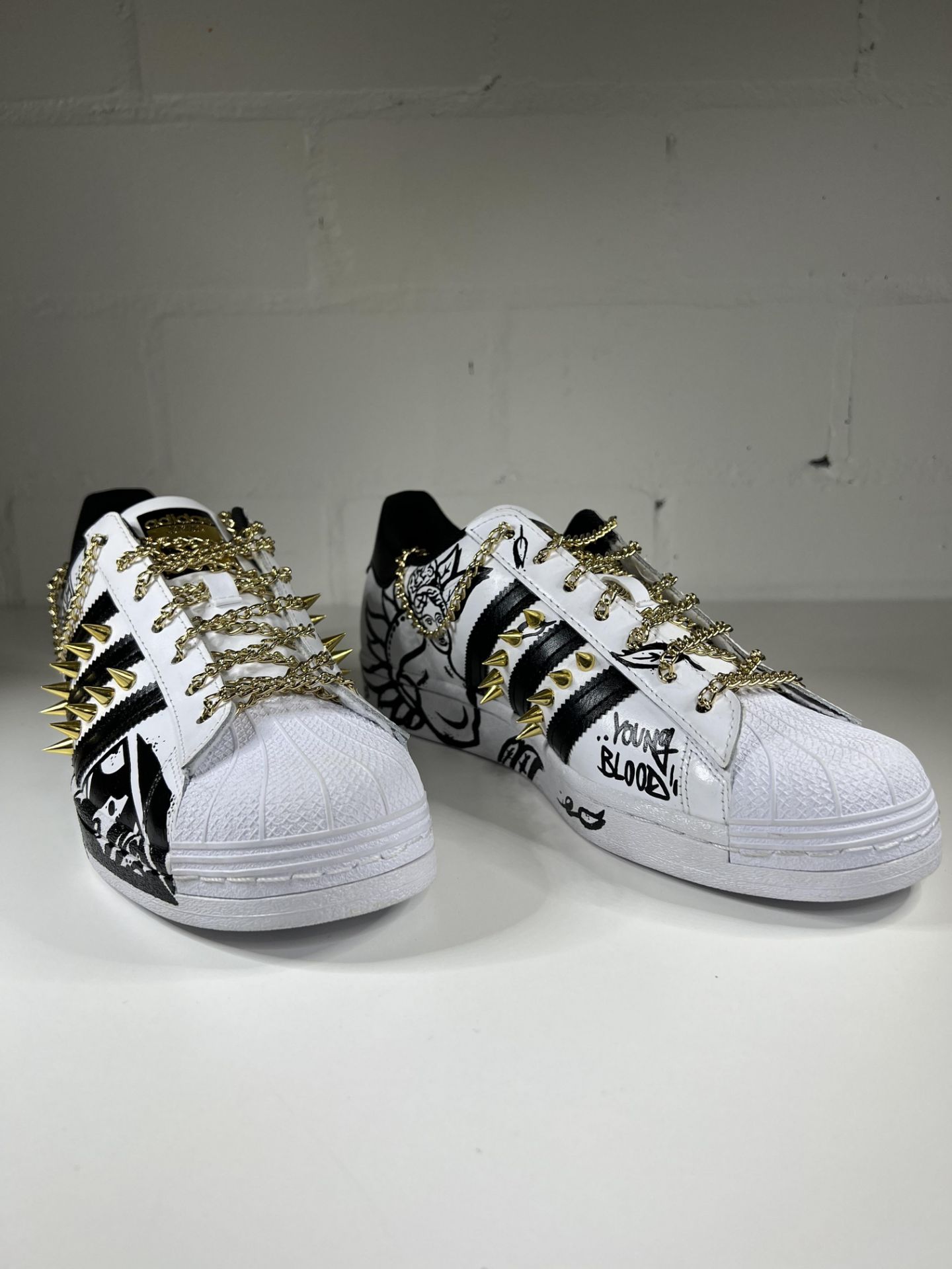 NICE! - A(u)ktion 2022: Adidas-Sneaker gestaltet von Young Blood Berlin - Bild 2 aus 16