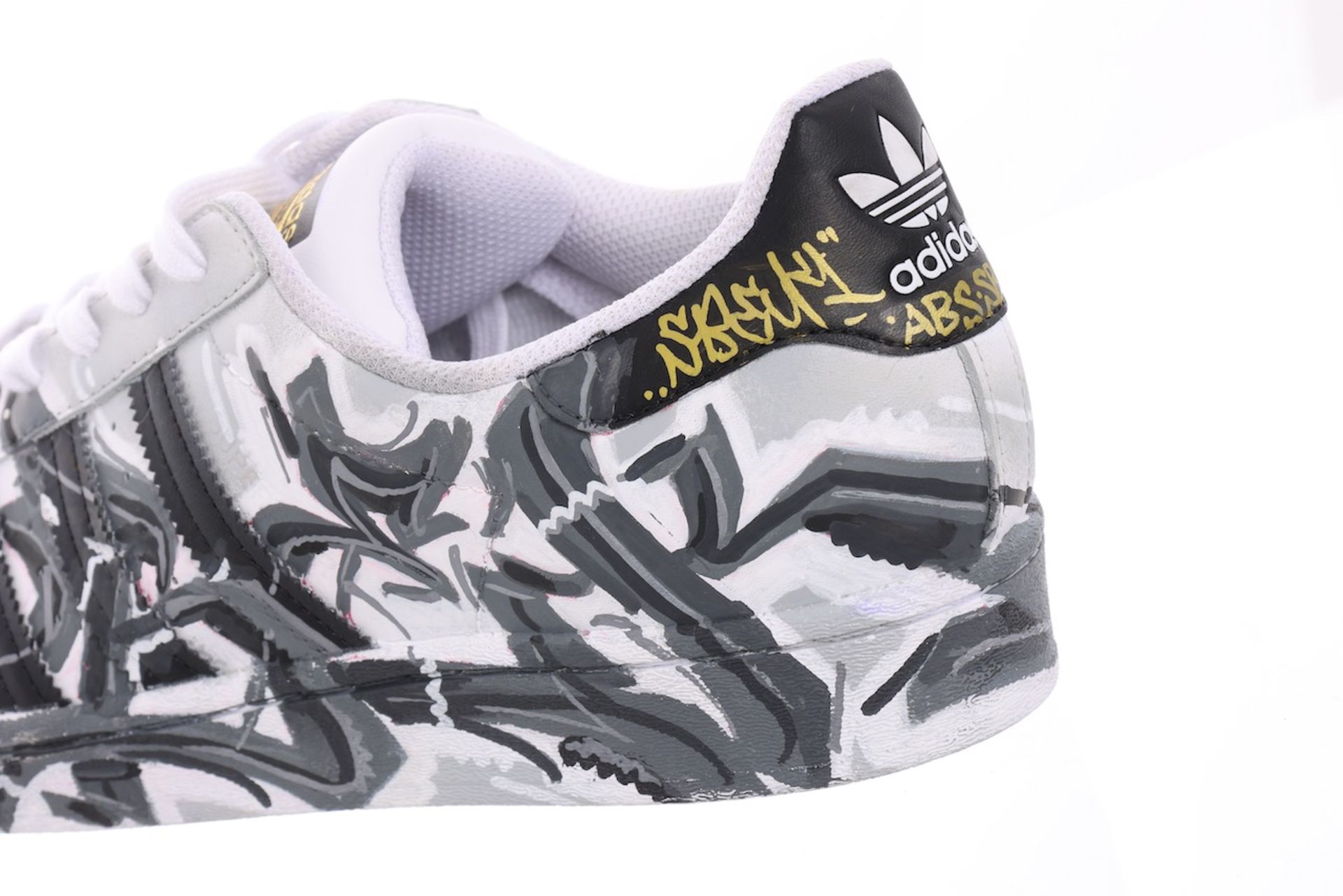 NICE! - A(u)ktion 2022: Adidas-Sneaker gestaltet von Sbecky - Bild 6 aus 6