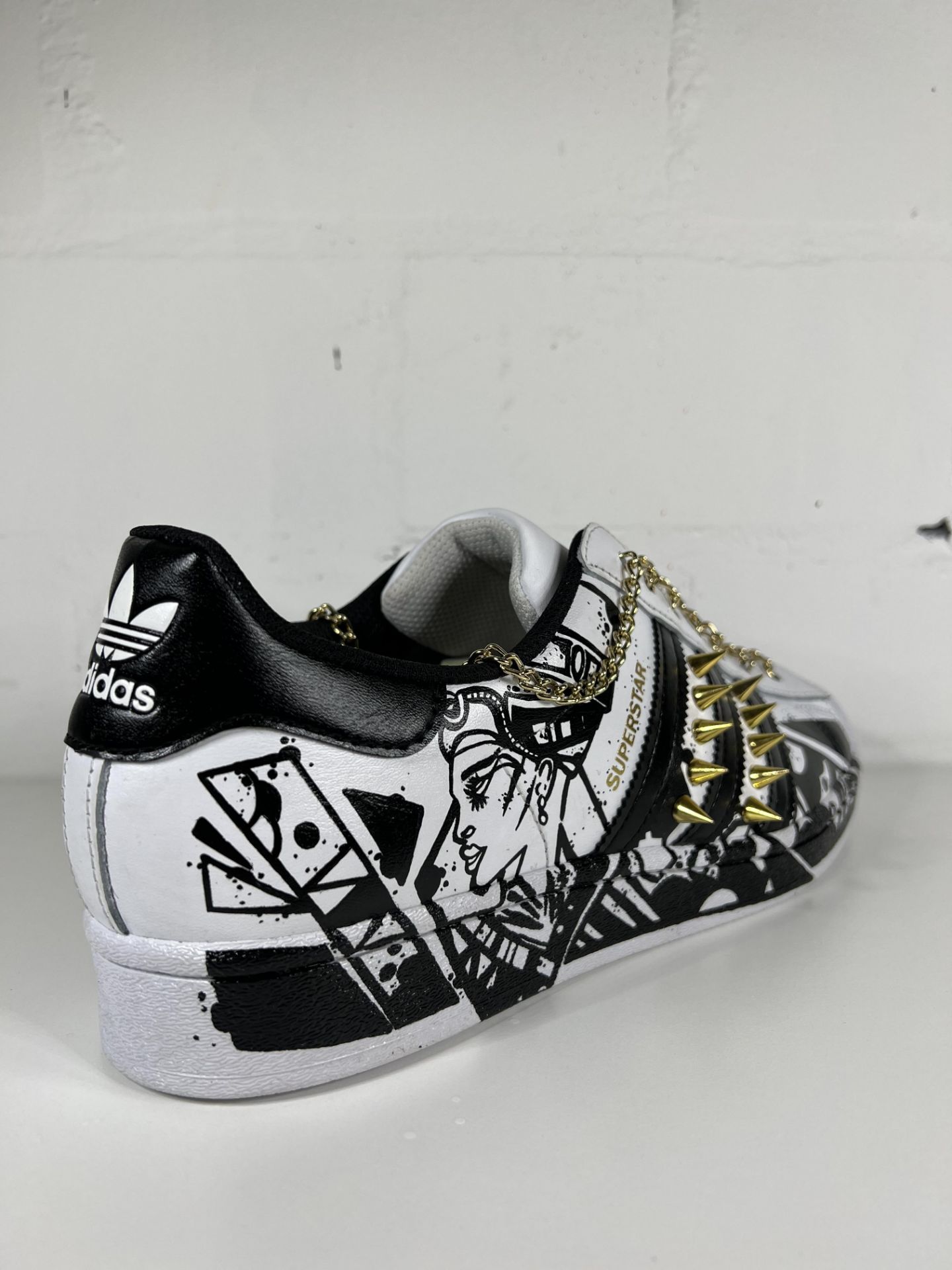 NICE! - A(u)ktion 2022: Adidas-Sneaker gestaltet von Young Blood Berlin - Bild 4 aus 16