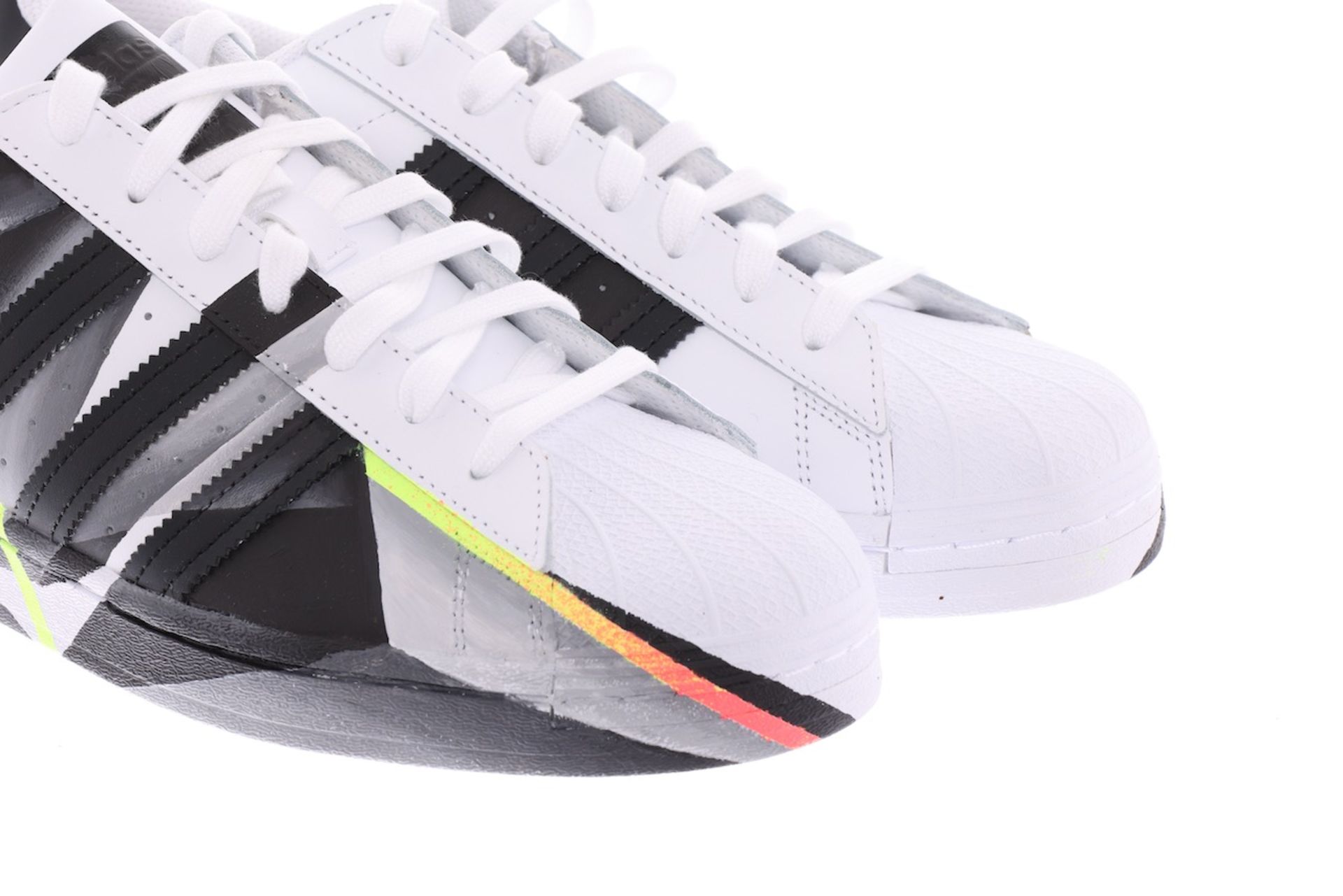 NICE! - A(u)ktion 2022: Adidas-Sneaker gestaltet von Base 23 - Bild 2 aus 6