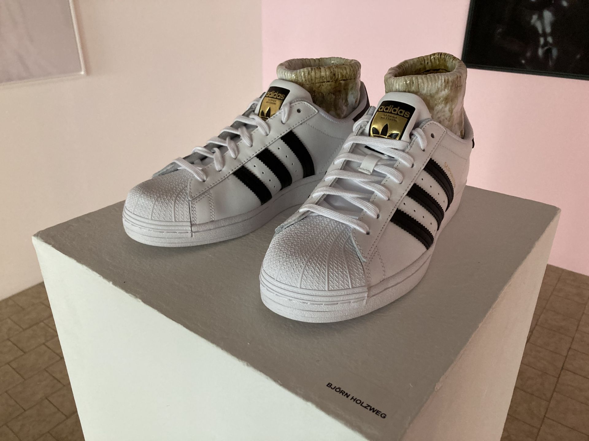 NICE! - A(u)ktion 2022: Adidas-Sneaker gestaltet von Björn Holzweg - Bild 3 aus 8