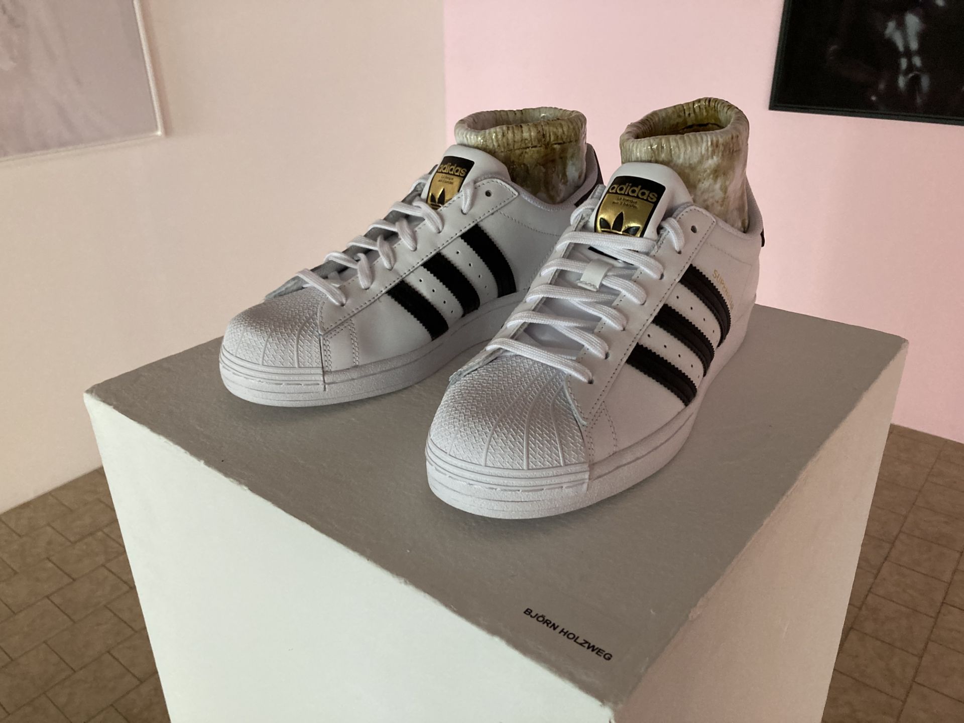 NICE! - A(u)ktion 2022: Adidas-Sneaker gestaltet von Björn Holzweg - Bild 4 aus 8