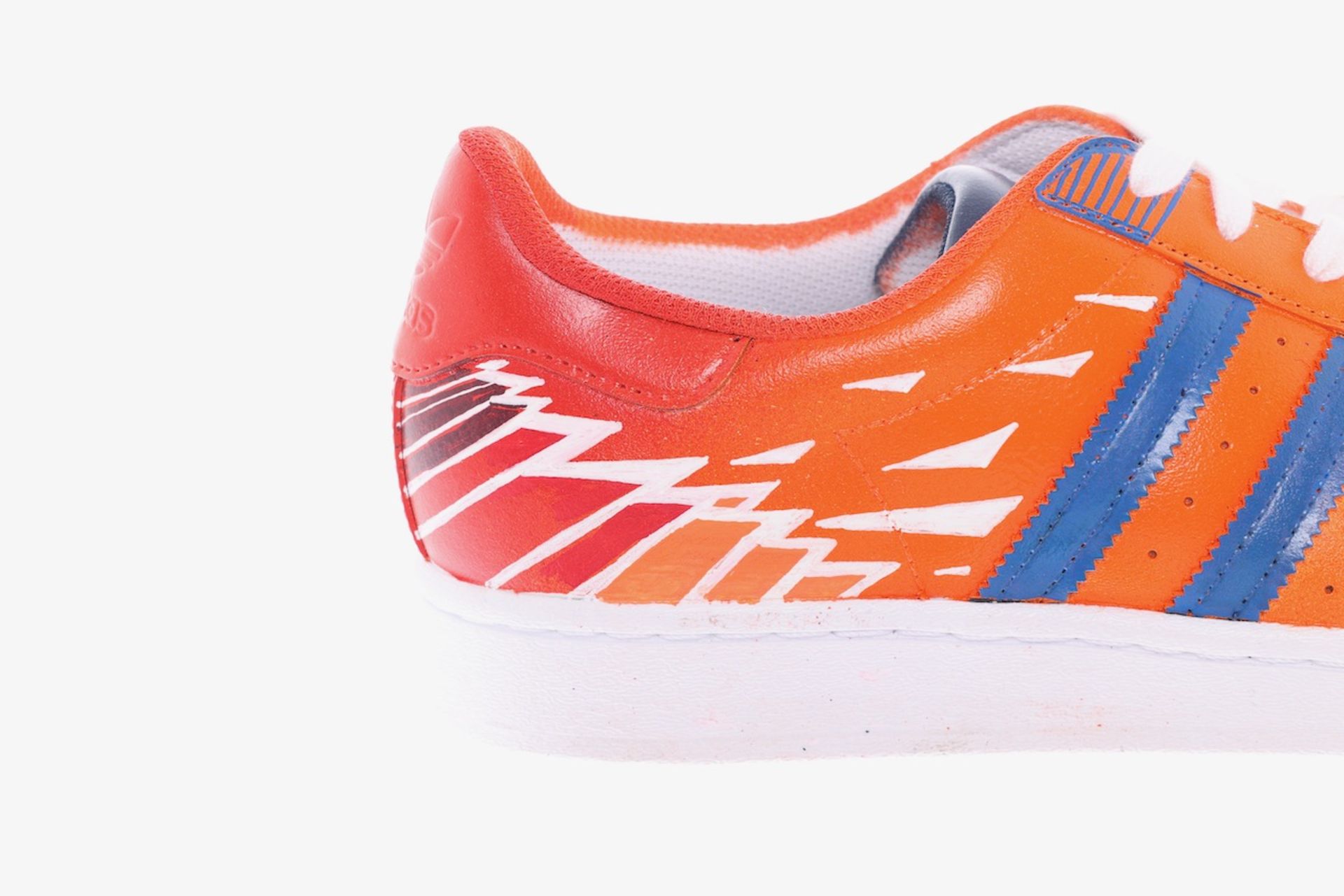 NICE! - A(u)ktion 2022: Adidas-Sneaker gestaltet von Ponsh - Bild 3 aus 6