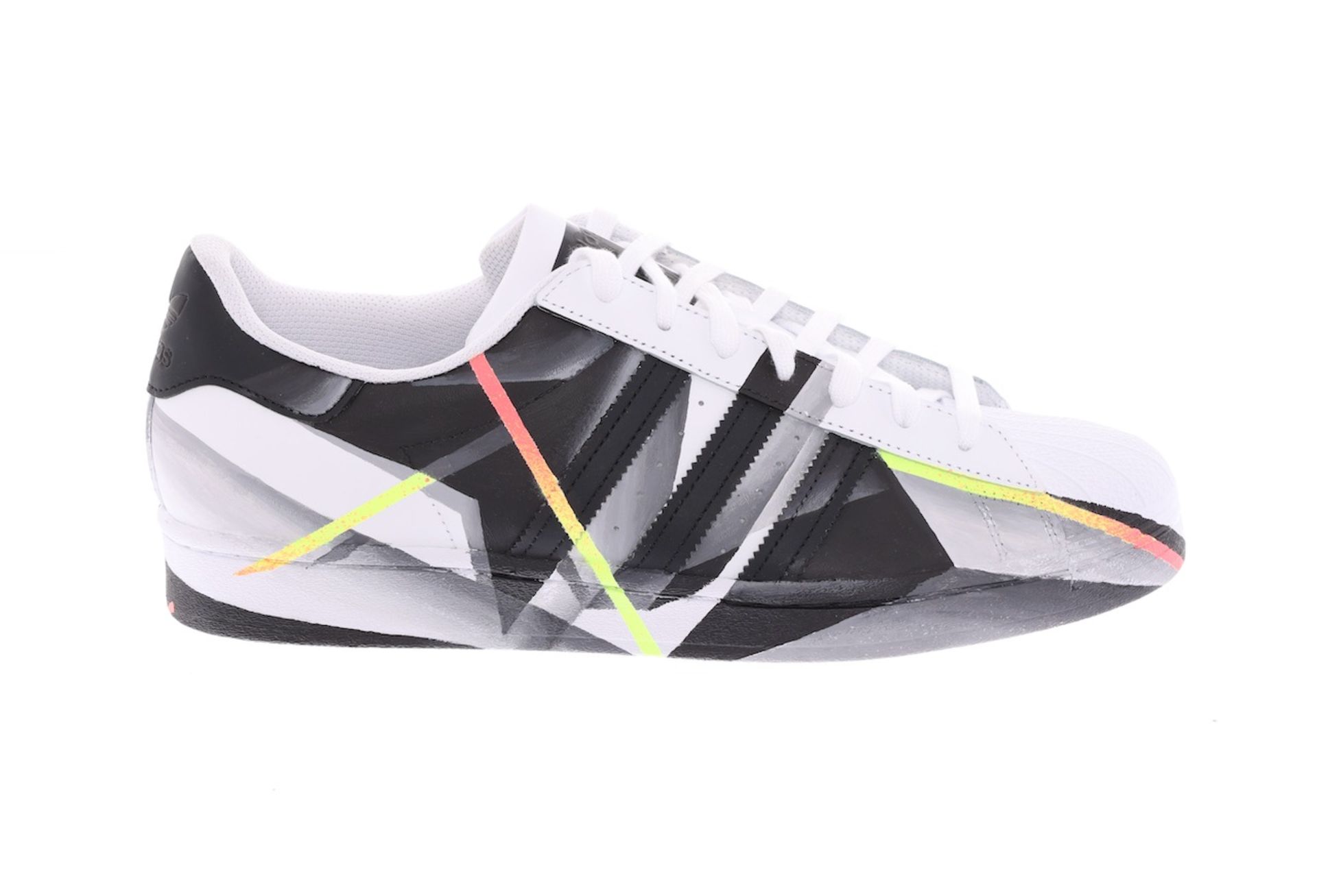 NICE! - A(u)ktion 2022: Adidas-Sneaker gestaltet von Base 23