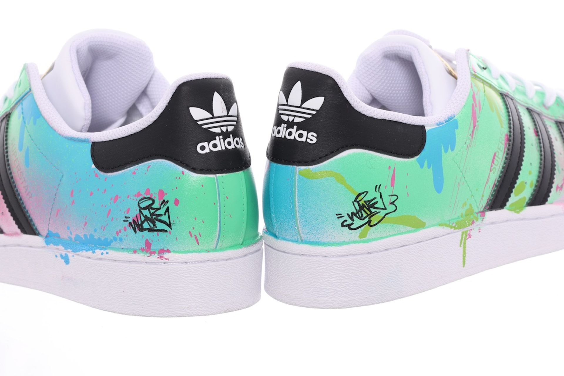 NICE! - A(u)ktion 2022: Adidas-Sneaker gestaltet von Lady Wave - Bild 6 aus 6