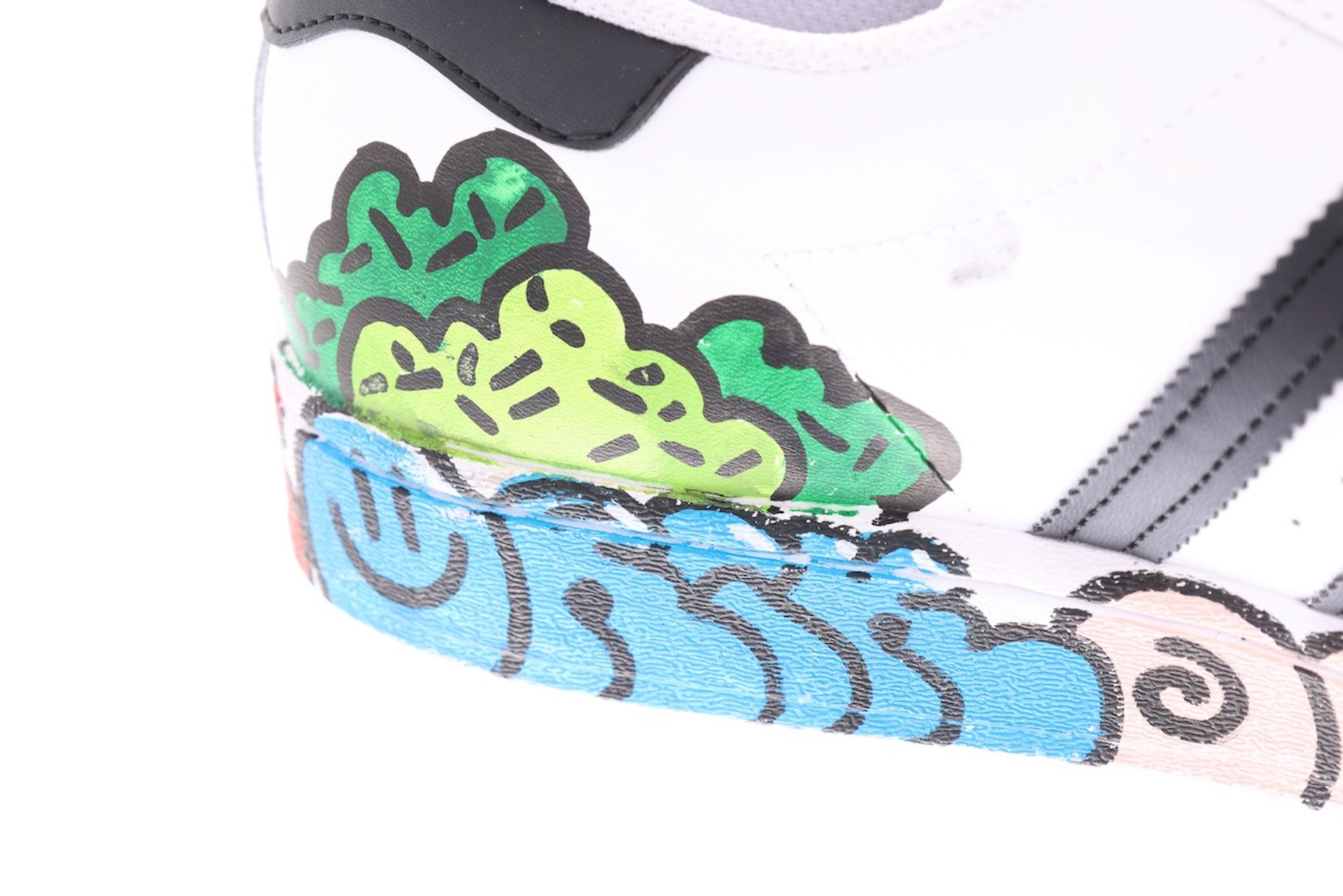 NICE! - A(u)ktion 2022: Adidas-Sneaker gestaltet von ORIK - Bild 6 aus 6