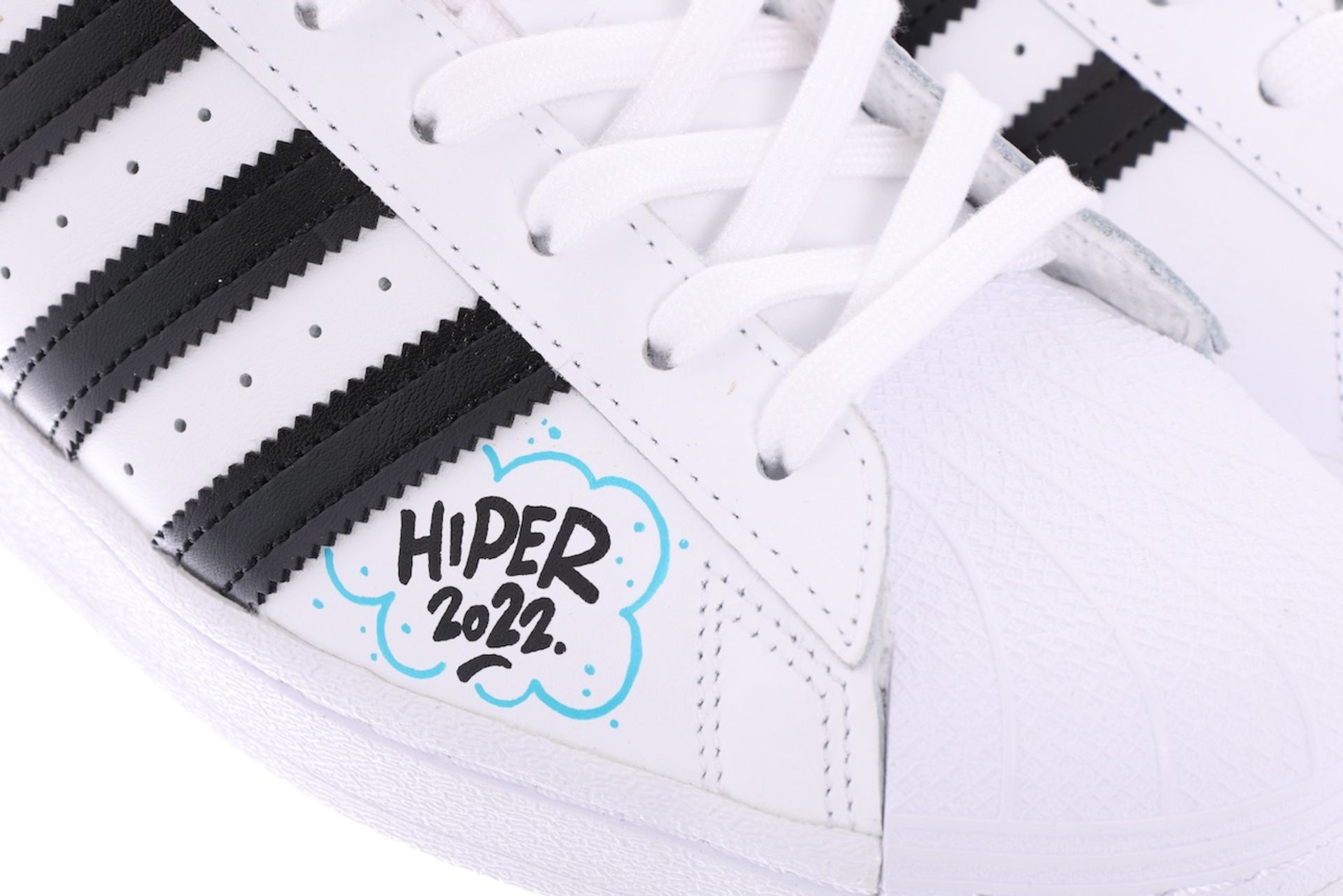 NICE! - A(u)ktion 2022: Adidas-Sneaker gestaltet von Hiper - Bild 5 aus 6