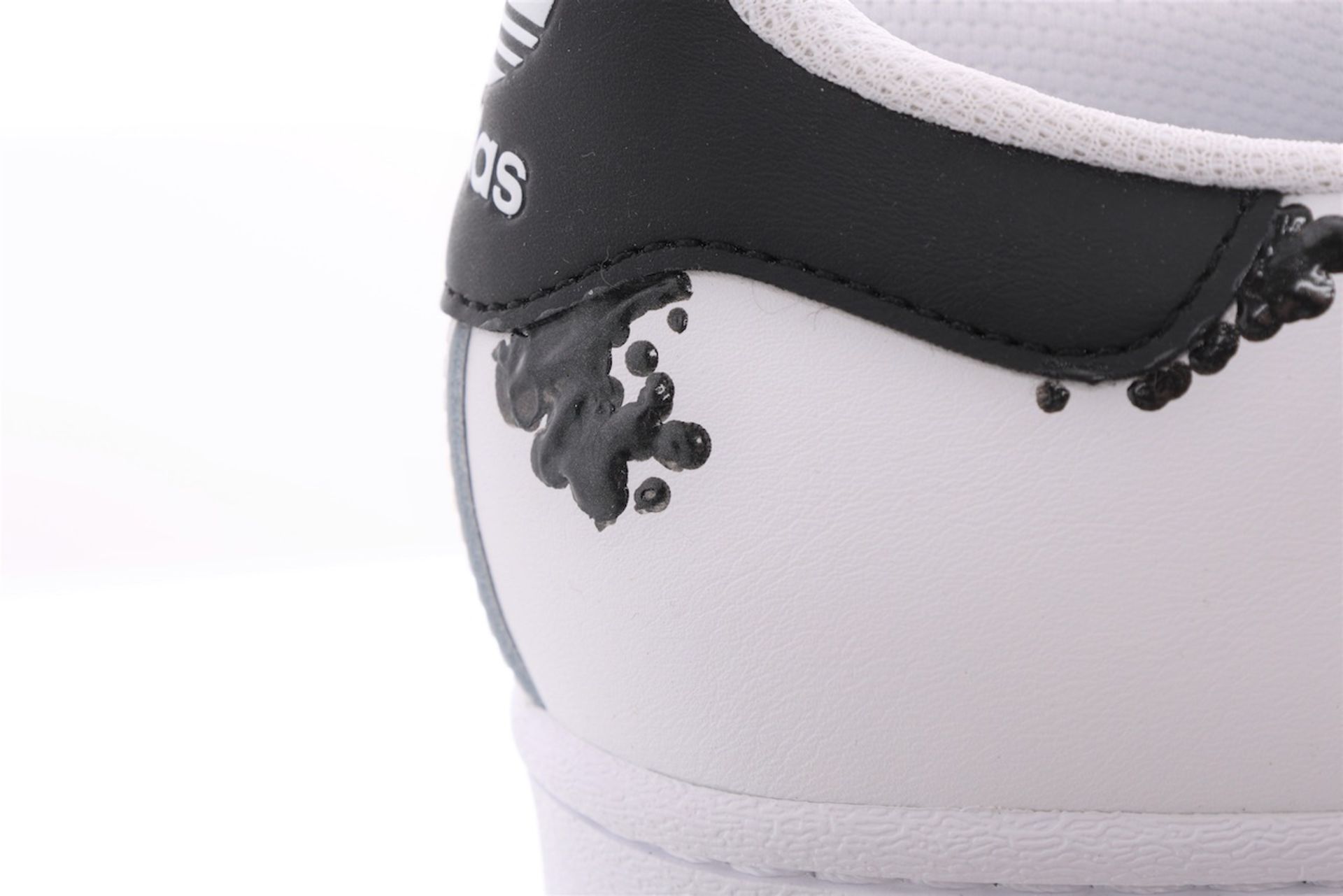 NICE! - A(u)ktion 2022: Adidas-Sneaker gestaltet von IAM - Bild 3 aus 6
