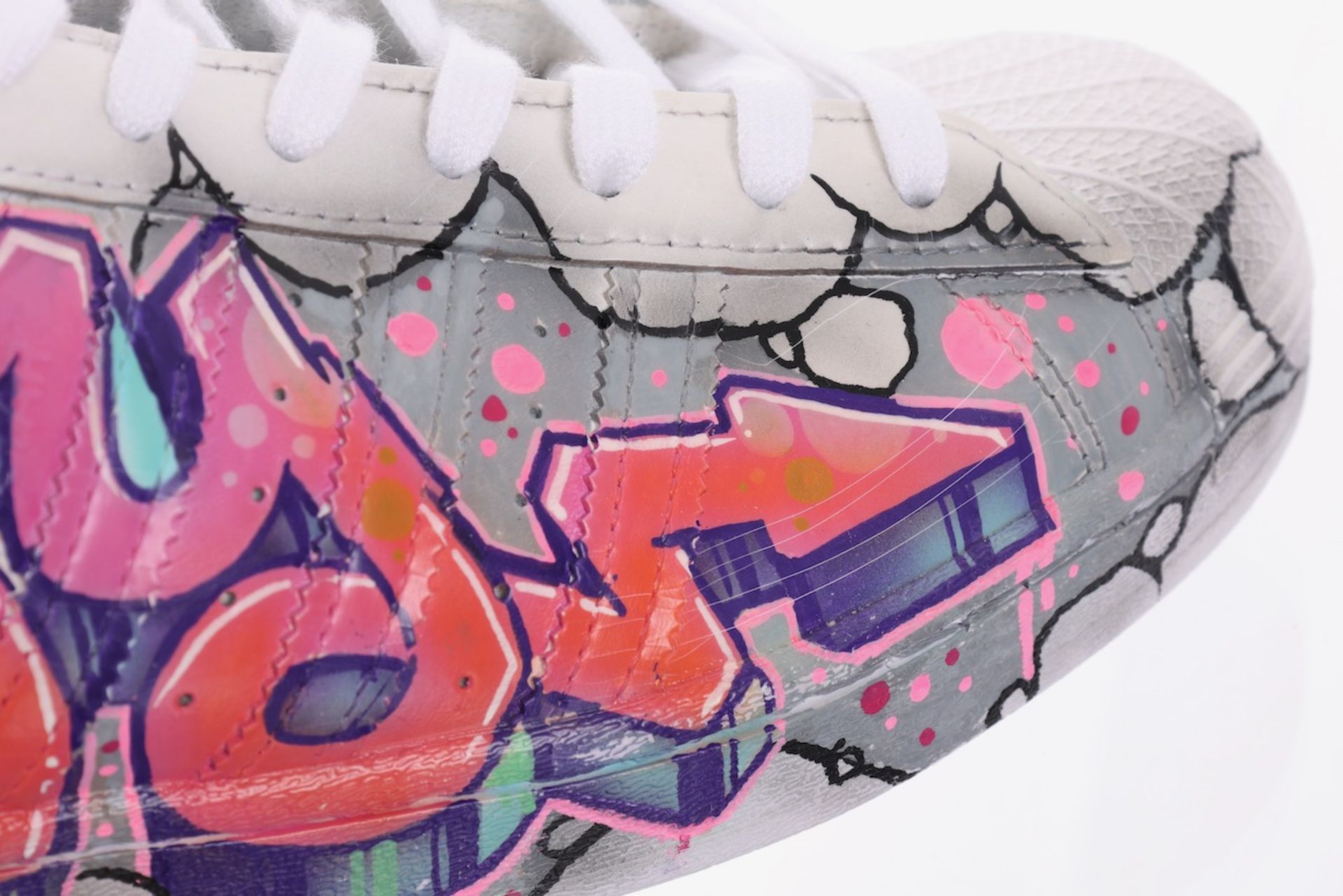 NICE! - A(u)ktion 2022: Adidas-Sneaker gestaltet von Beat Boy Delles 78 - Bild 4 aus 8