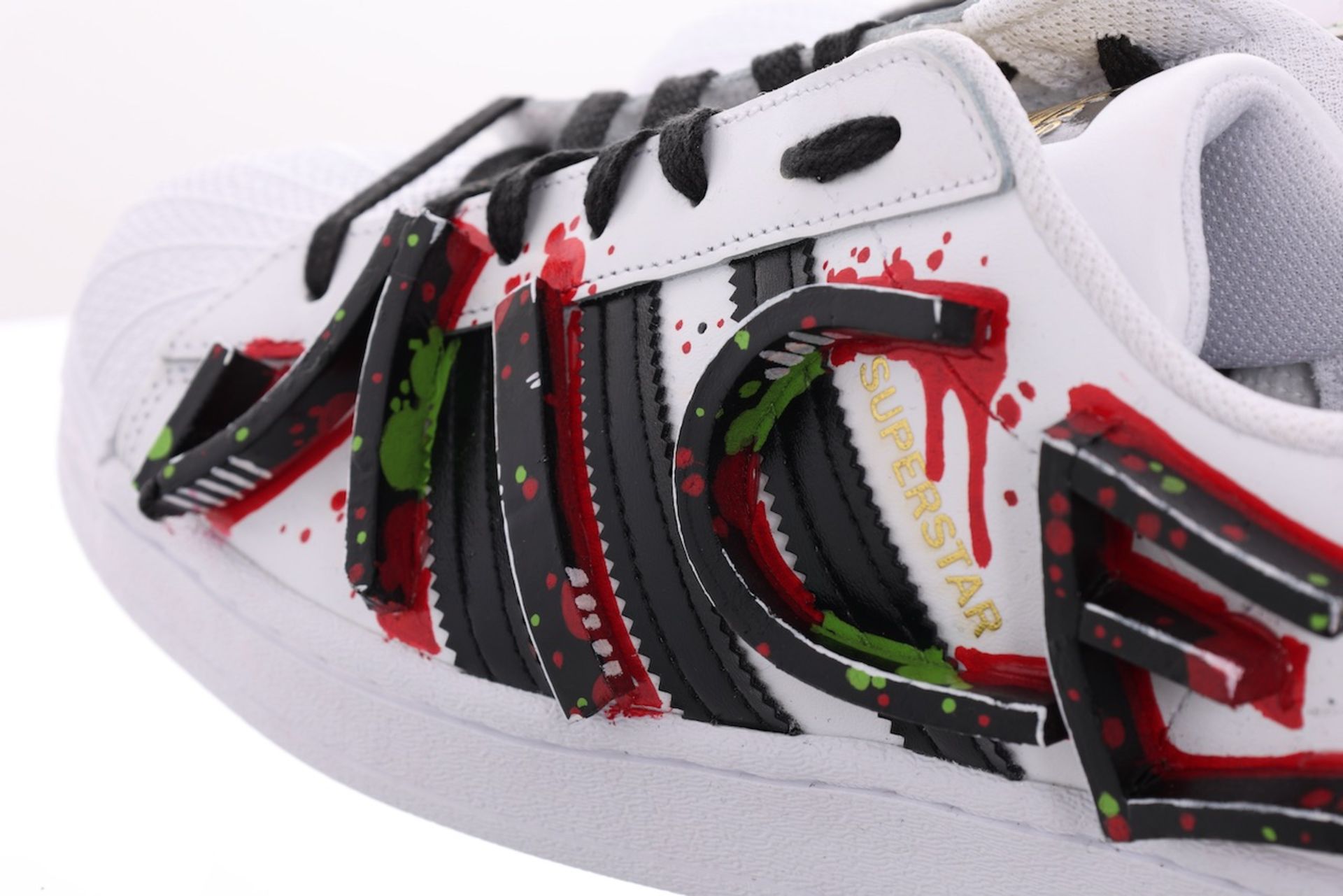 NICE! - A(u)ktion 2022: Adidas-Sneaker gestaltet von Duke - Bild 6 aus 6
