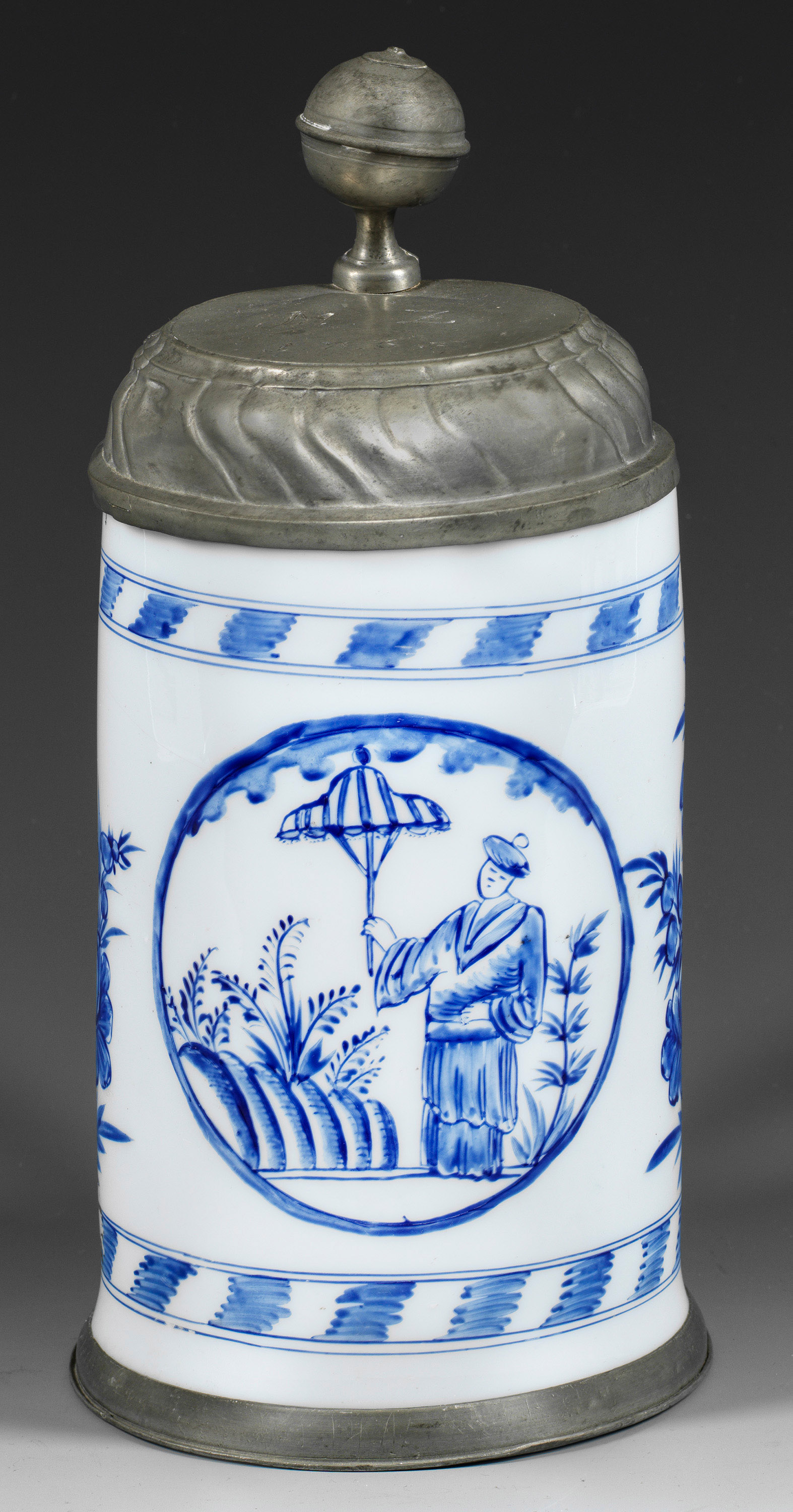 Seltener Milchglas-Walzenkrug mit Chinoiserie-Dekor