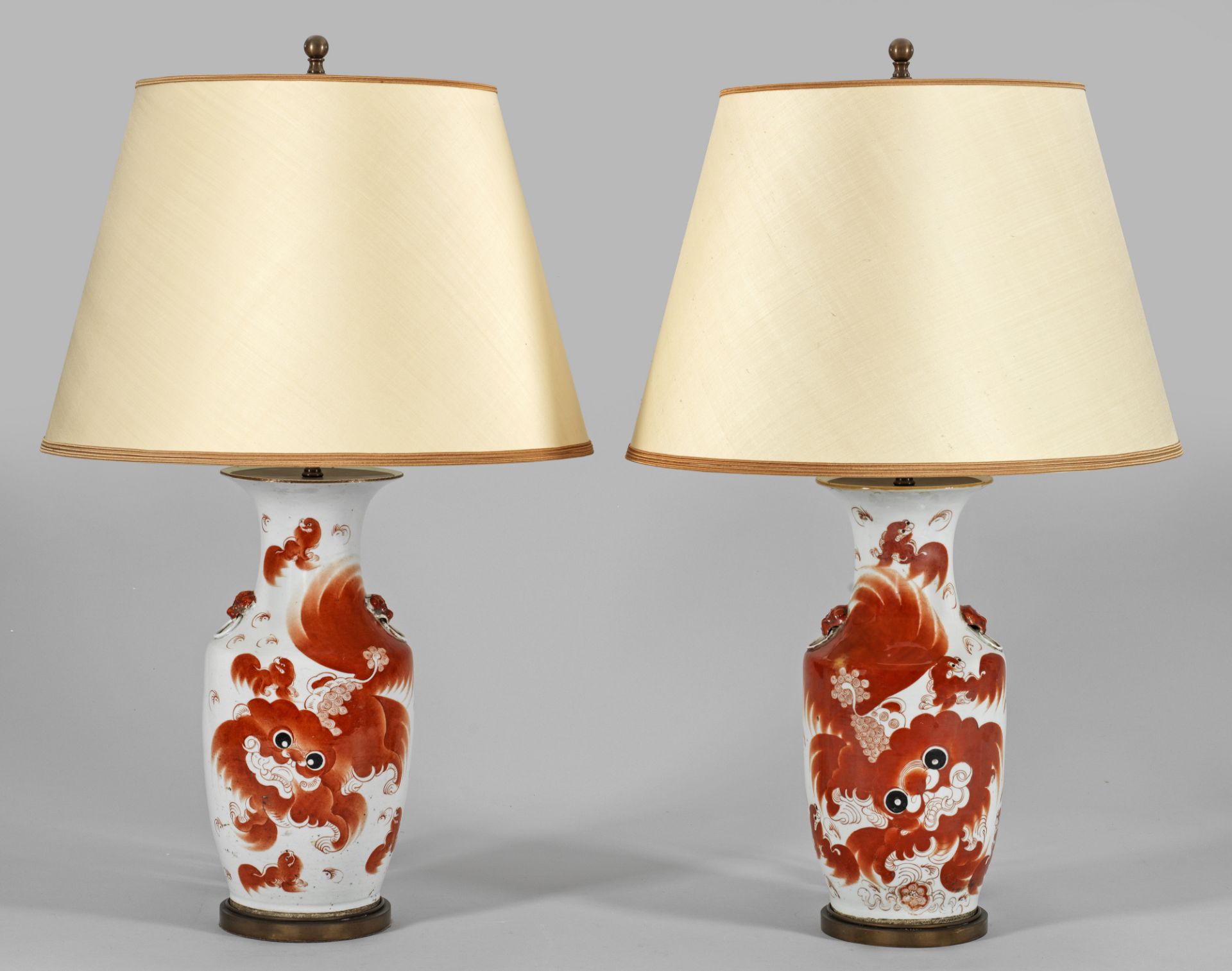 Paar chinesische Vasen mit "Shishi"-Dekor