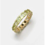 Dekorativer Memoryring mit Peridots