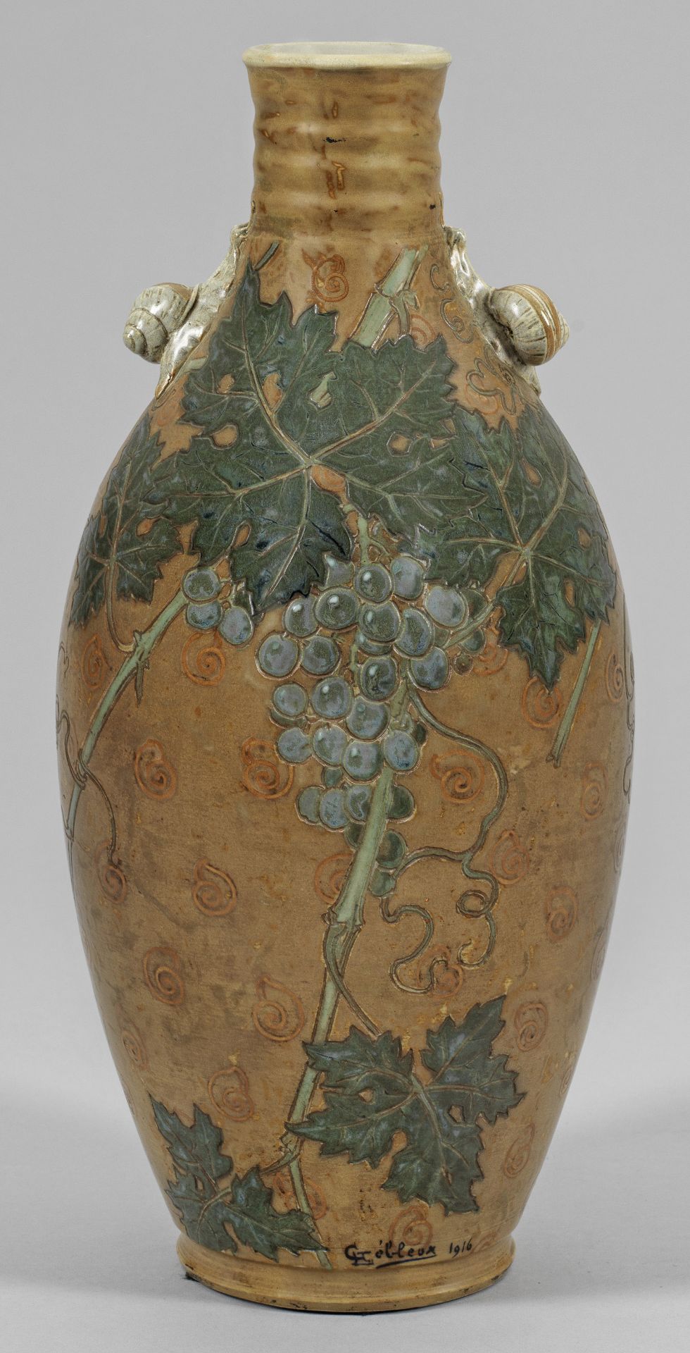Jugendstil-Vase mit Weinrebendekor