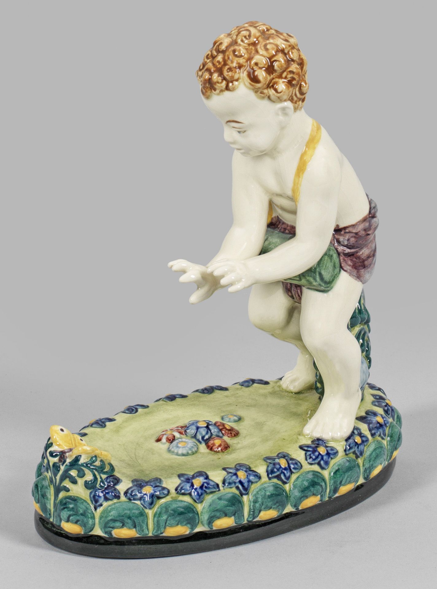 Karlsruhe-Figur eines Putto als Schmetterlingssammler