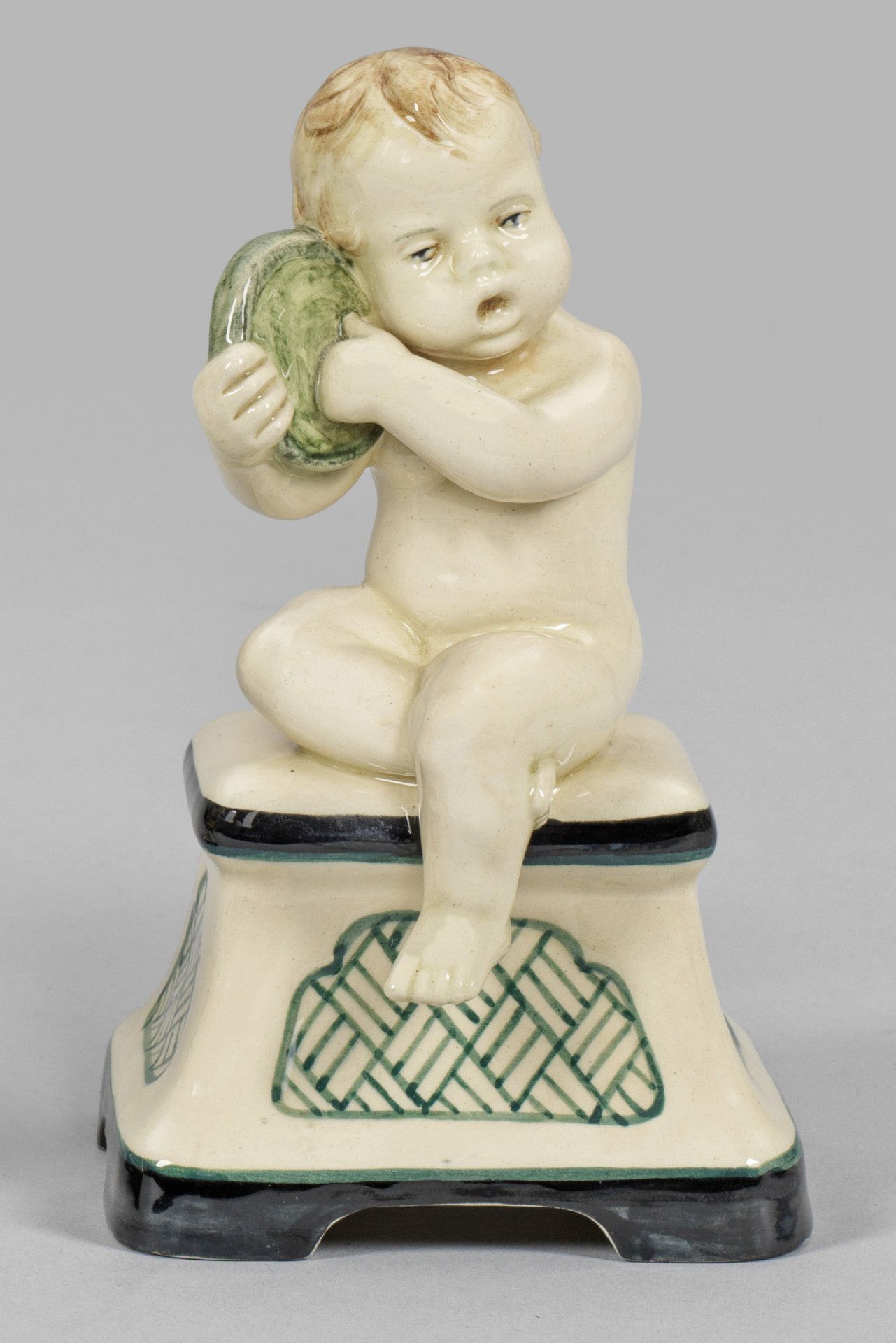 Karlsruhe-Figur eines Putto mit Tamburin