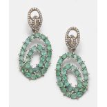 Paar elegante russische Smaragd-Ohrgehänge