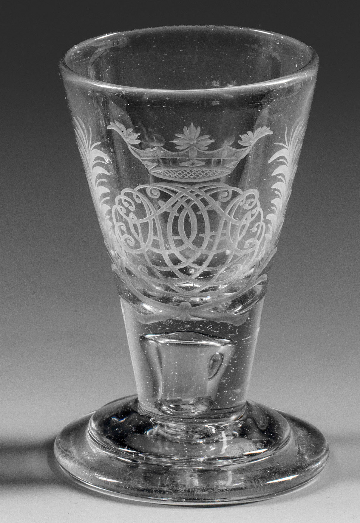 Schnaps- oder Branntweinglas mit Spiegelmonogramm