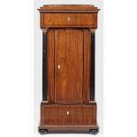 Biedermeier-Pfeilerschrank