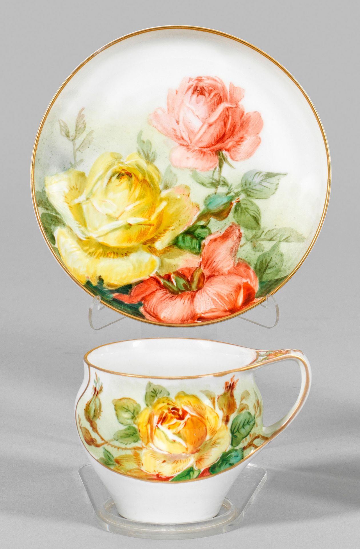 Jugendstil-Ziertasse mit Blumendekor