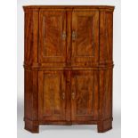 Biedermeier-Eckschrank