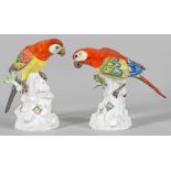 Paar Papageienfiguren auf Stamm