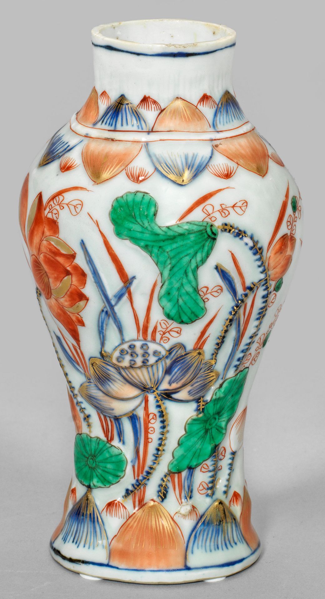 Kleine Imari-Vase mit floralem Reliefdekor aus Adelsbesitz