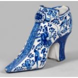 Seltener früher englischer "Delftware"-Zierschuh