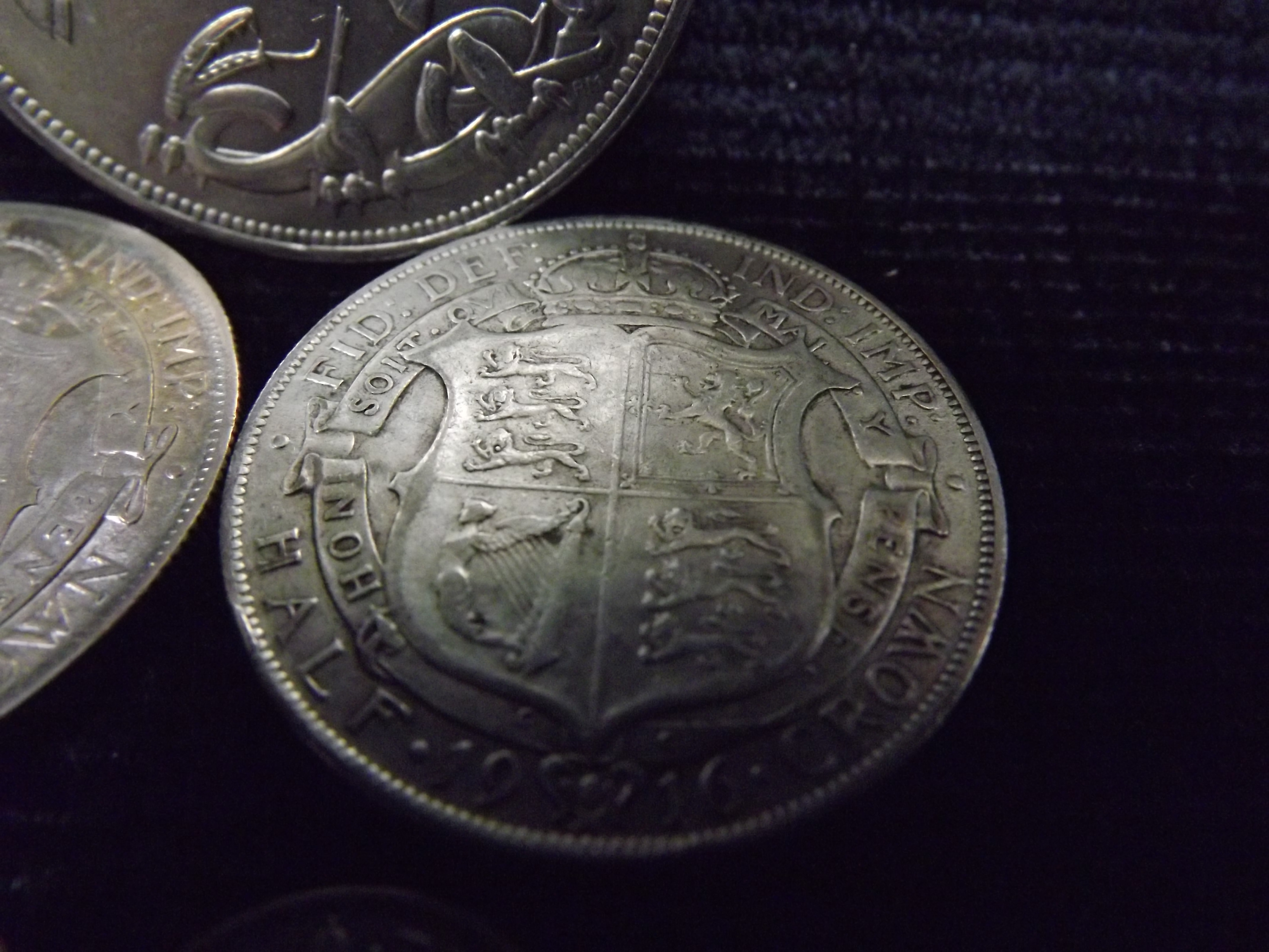 5 x George V Coins. GB Royal Mint. 1 x 1935 Crown, 2 x Half Crown 1915 & 1916 and 2 x Sixpences 1916 - Image 9 of 10