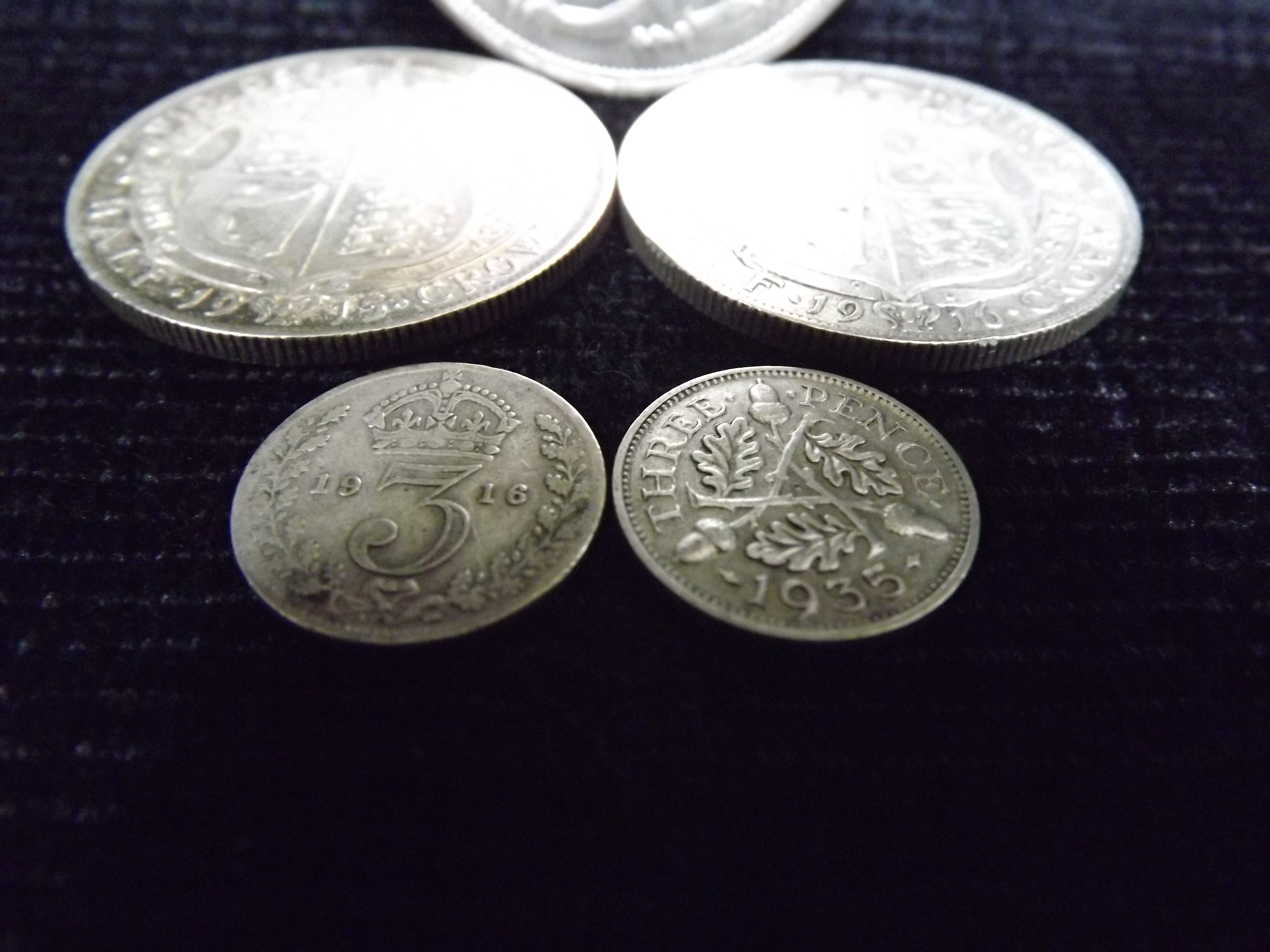5 x George V Coins. GB Royal Mint. 1 x 1935 Crown, 2 x Half Crown 1915 & 1916 and 2 x Sixpences 1916 - Image 7 of 10