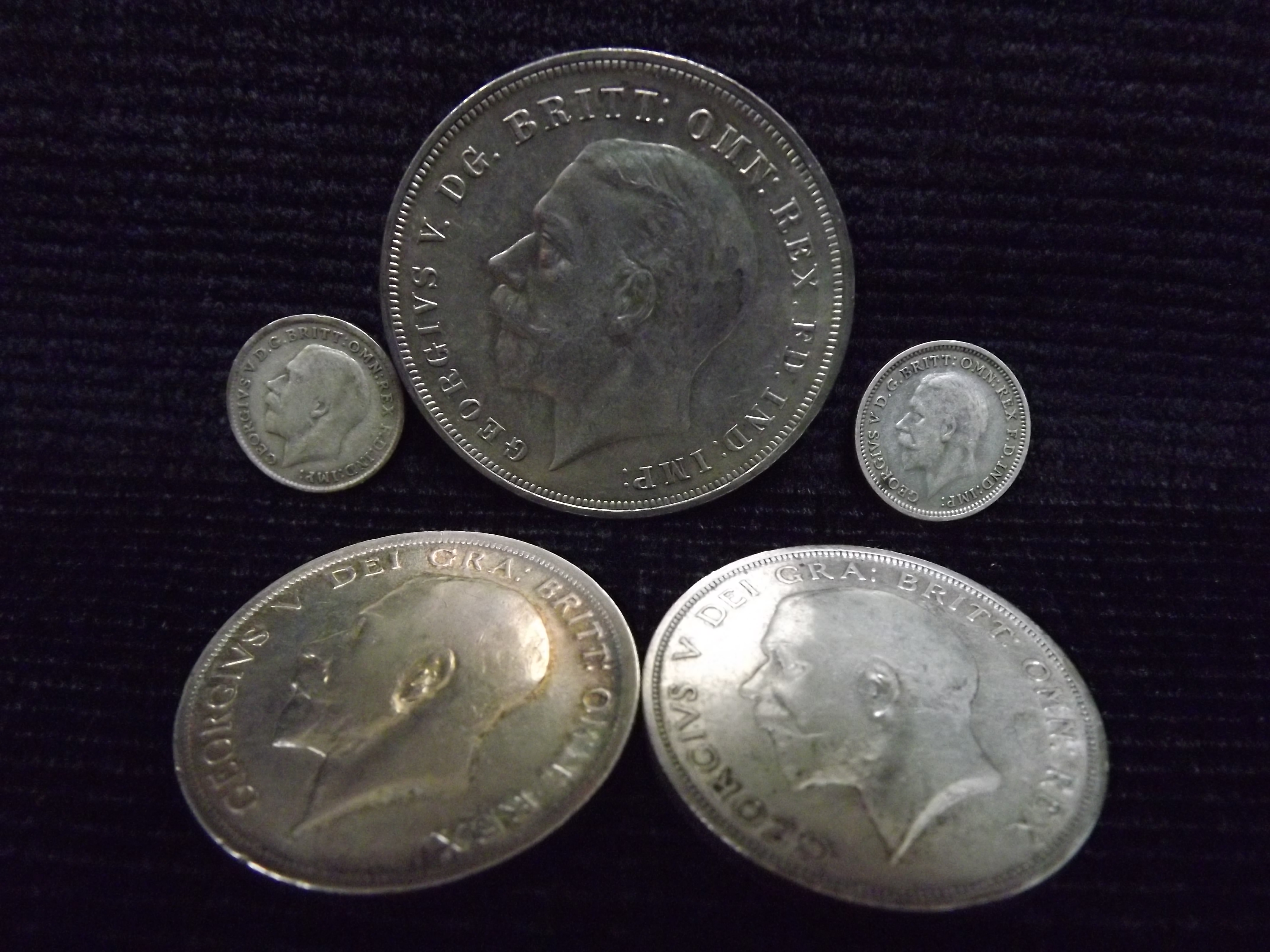 5 x George V Coins. GB Royal Mint. 1 x 1935 Crown, 2 x Half Crown 1915 & 1916 and 2 x Sixpences 1916