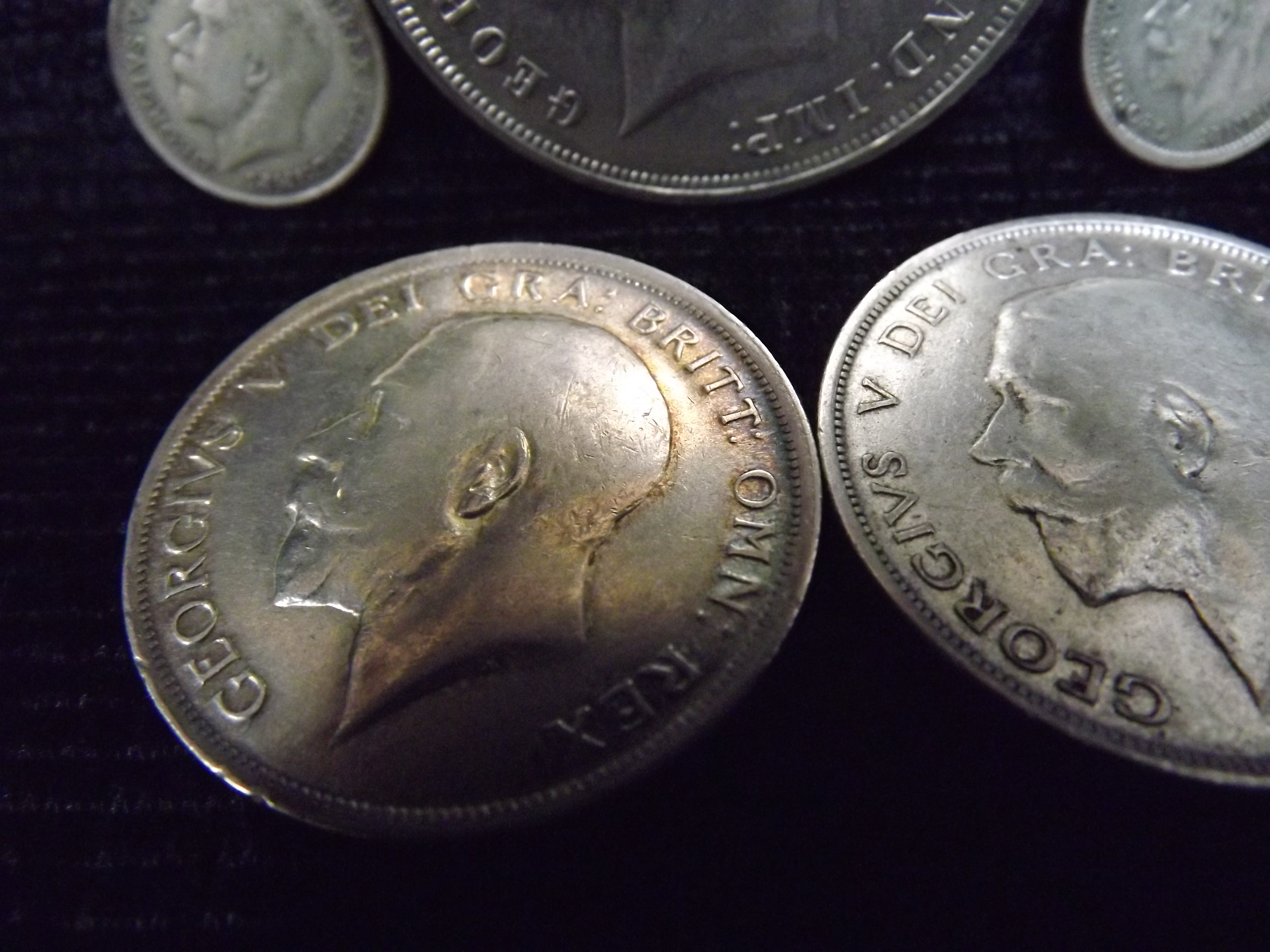 5 x George V Coins. GB Royal Mint. 1 x 1935 Crown, 2 x Half Crown 1915 & 1916 and 2 x Sixpences 1916 - Image 2 of 10