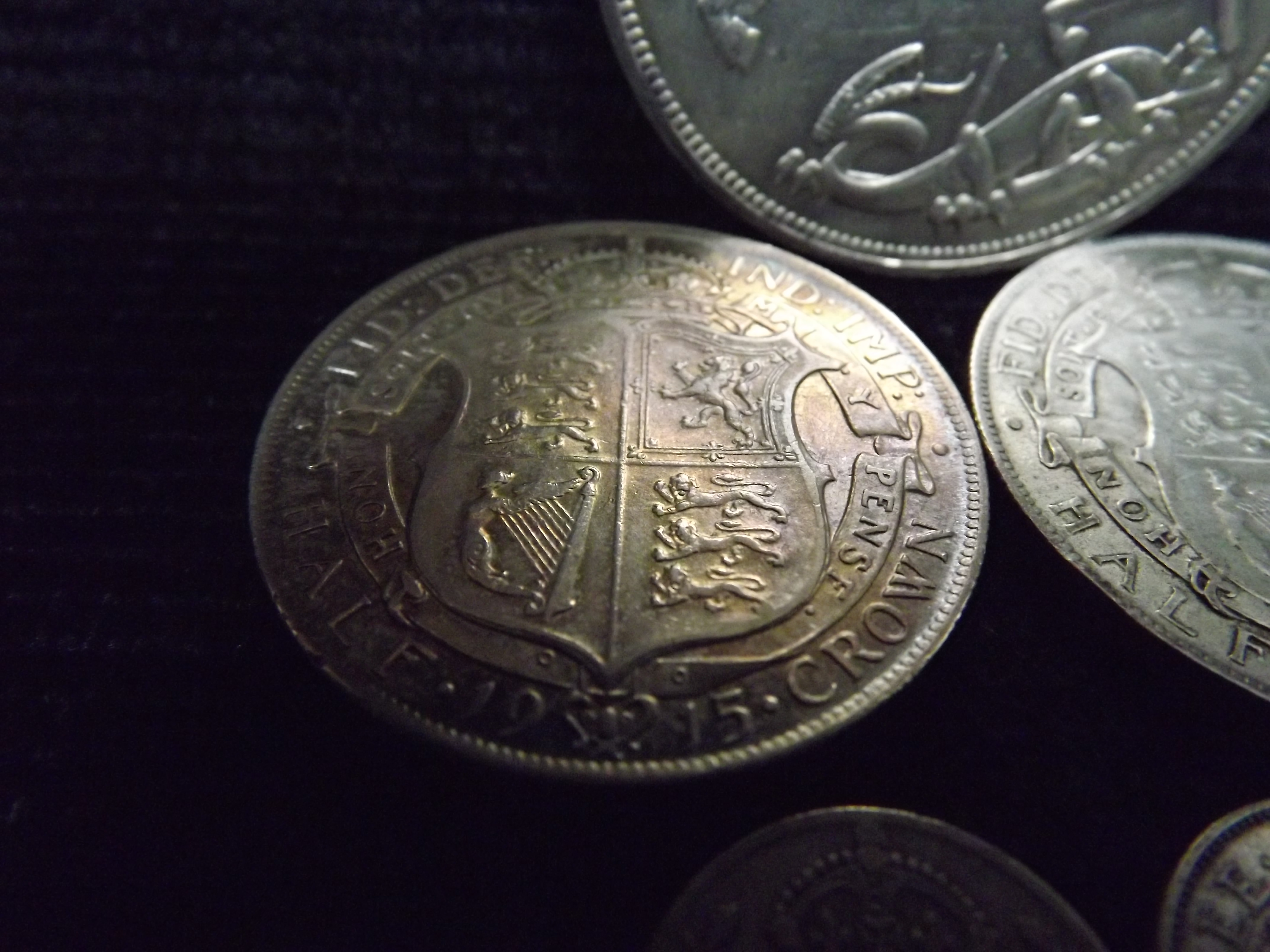 5 x George V Coins. GB Royal Mint. 1 x 1935 Crown, 2 x Half Crown 1915 & 1916 and 2 x Sixpences 1916 - Image 8 of 10