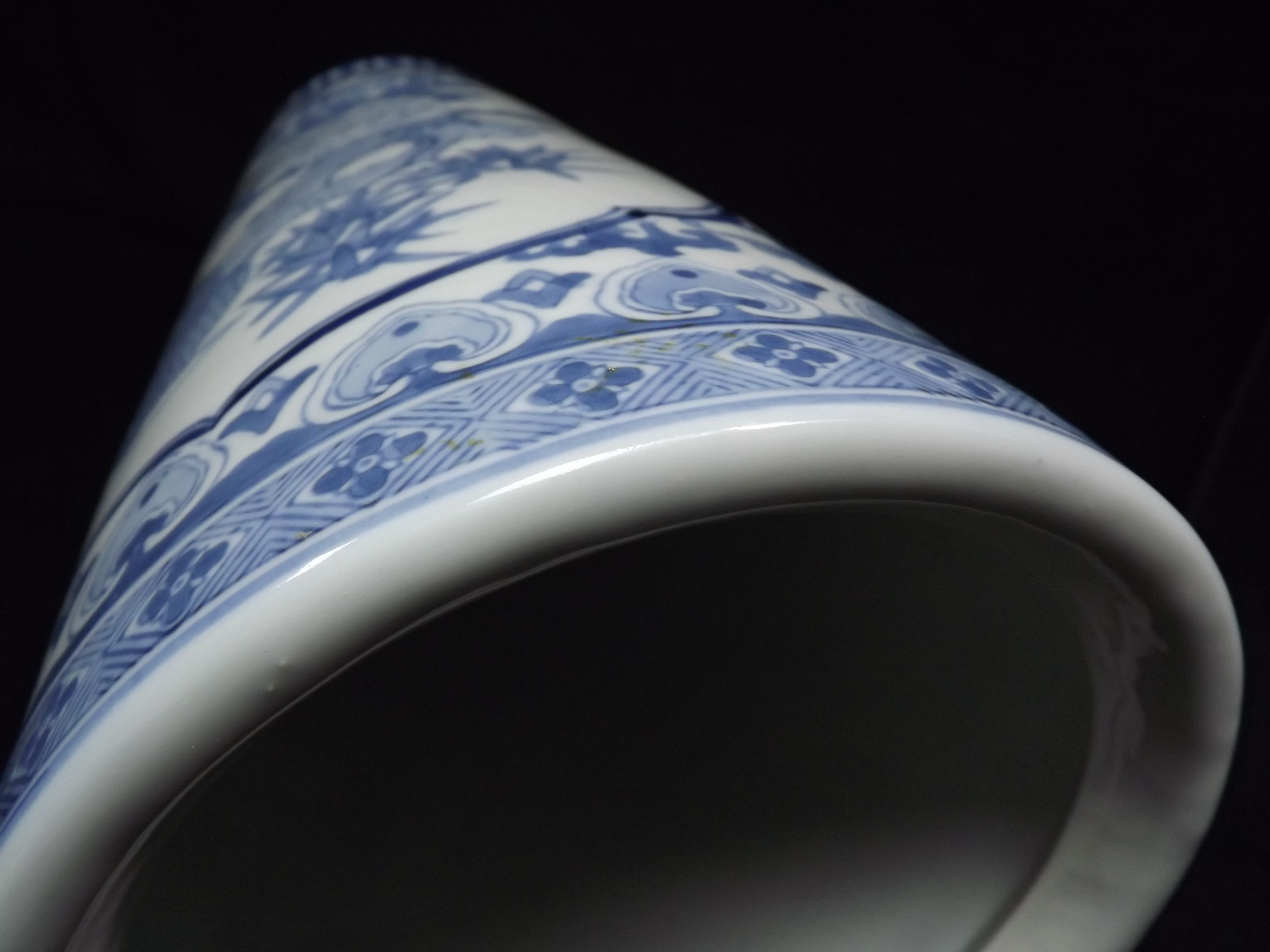 Large Chinese Stick / Umbrella Stand. 20th century Blue and White Ceramic. Decorated with a Lake - Image 6 of 12