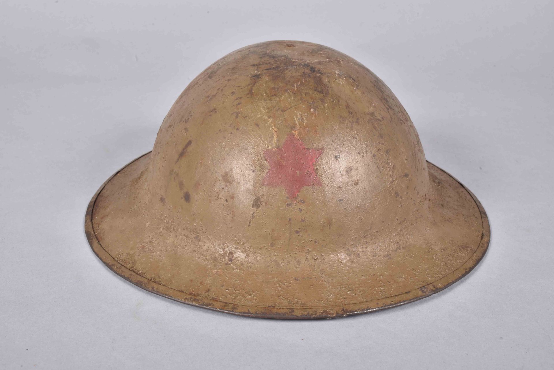 US- Casque Mk I de la 6th Division américaine. Coque en acier recouverte d’une peinture anti-