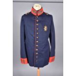 Waffenrock modèle 1900 de général. En drap bleu et parements rouge. Insigne copie de la grande croix