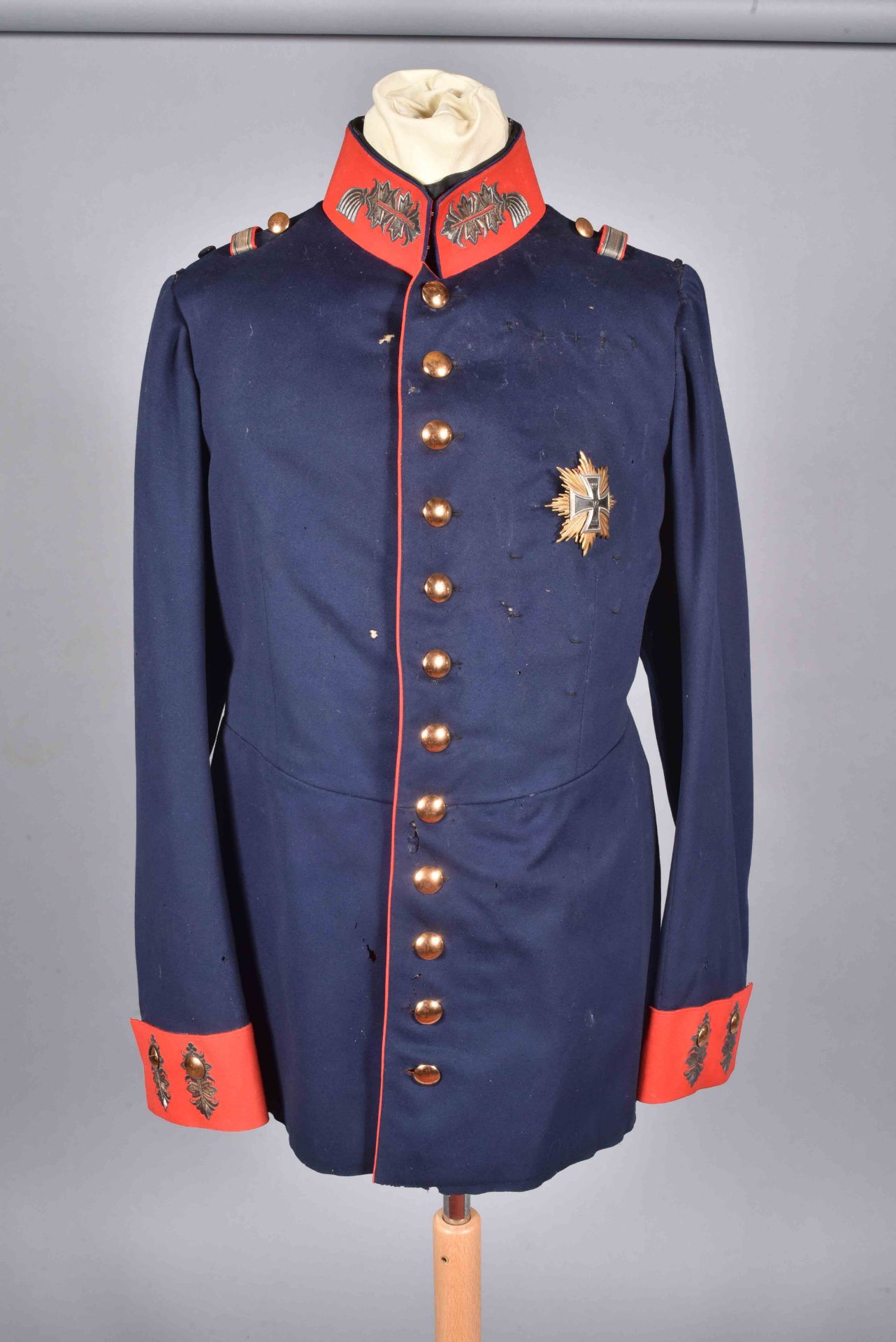 Waffenrock modèle 1900 de général. En drap bleu et parements rouge. Insigne copie de la grande croix