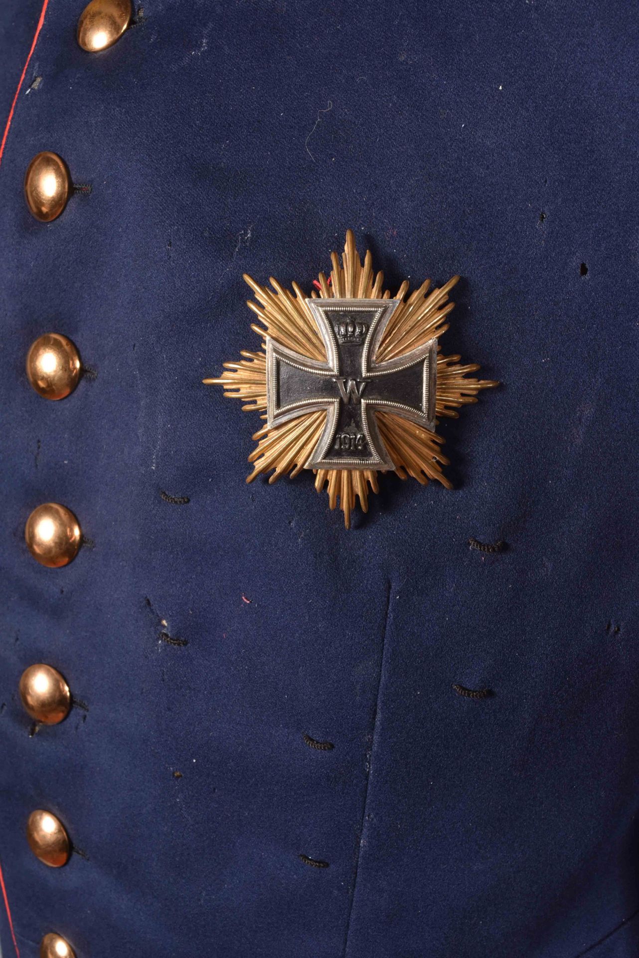 Waffenrock modèle 1900 de général. En drap bleu et parements rouge. Insigne copie de la grande croix - Bild 3 aus 9