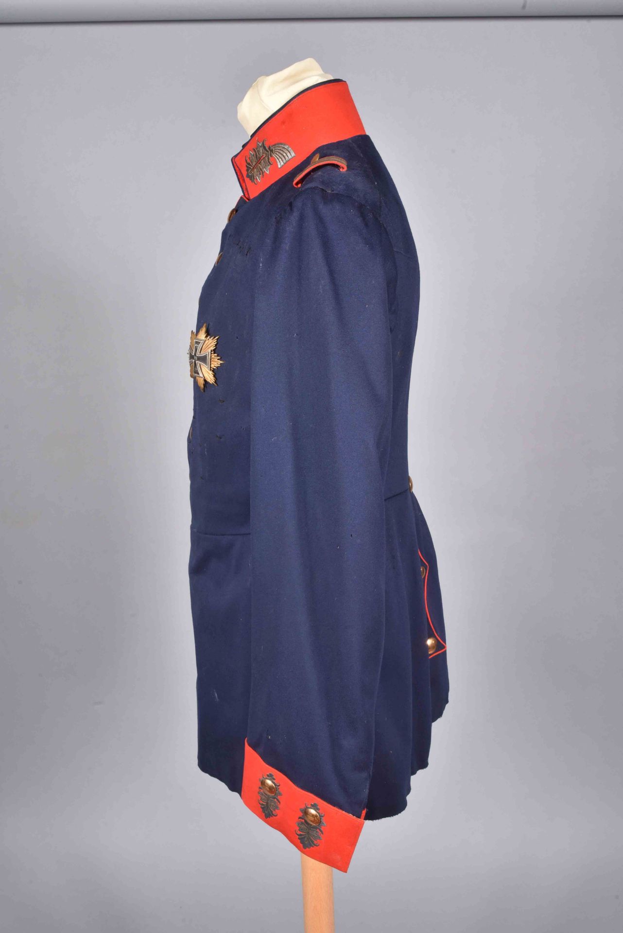 Waffenrock modèle 1900 de général. En drap bleu et parements rouge. Insigne copie de la grande croix - Bild 4 aus 9