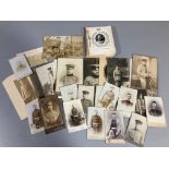 Lot de photographies allemandes : soldats, officiers, seul ou en famille. Différents formats. 1880-