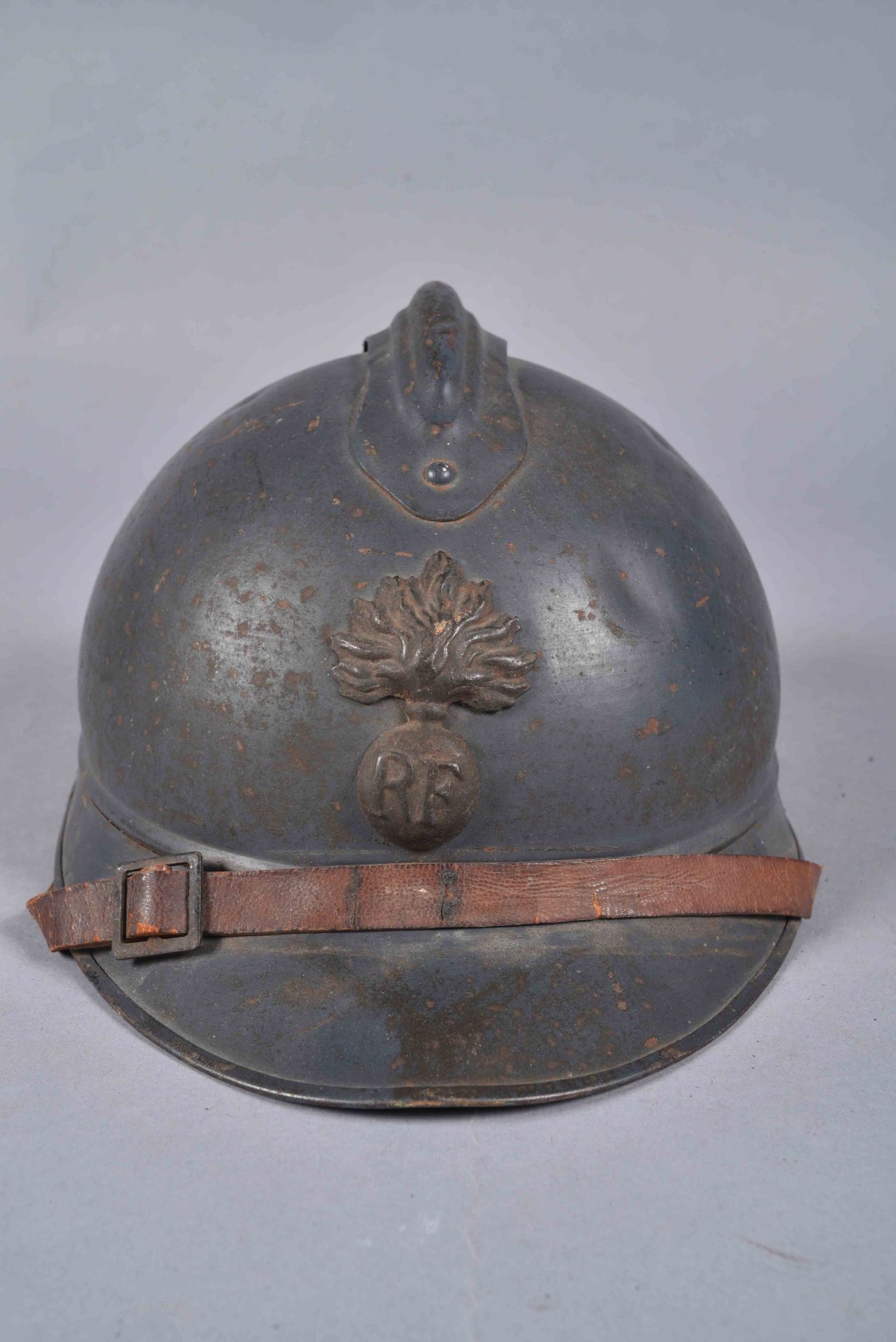 Casque Adrian 1915. Infanterie. Peinture bleu clair d’usine avec l’attribut d’une teinte plus