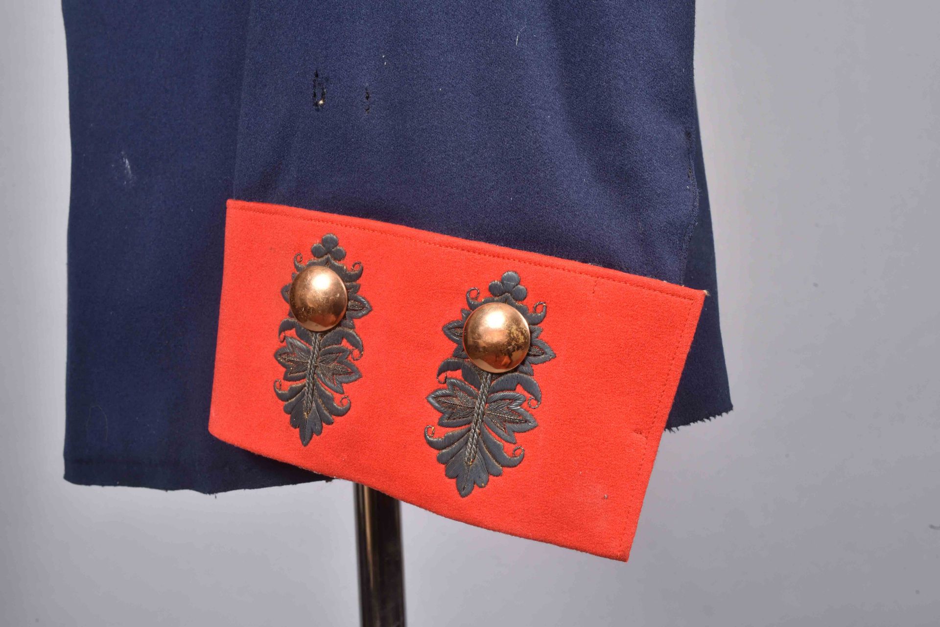 Waffenrock modèle 1900 de général. En drap bleu et parements rouge. Insigne copie de la grande croix - Bild 5 aus 9