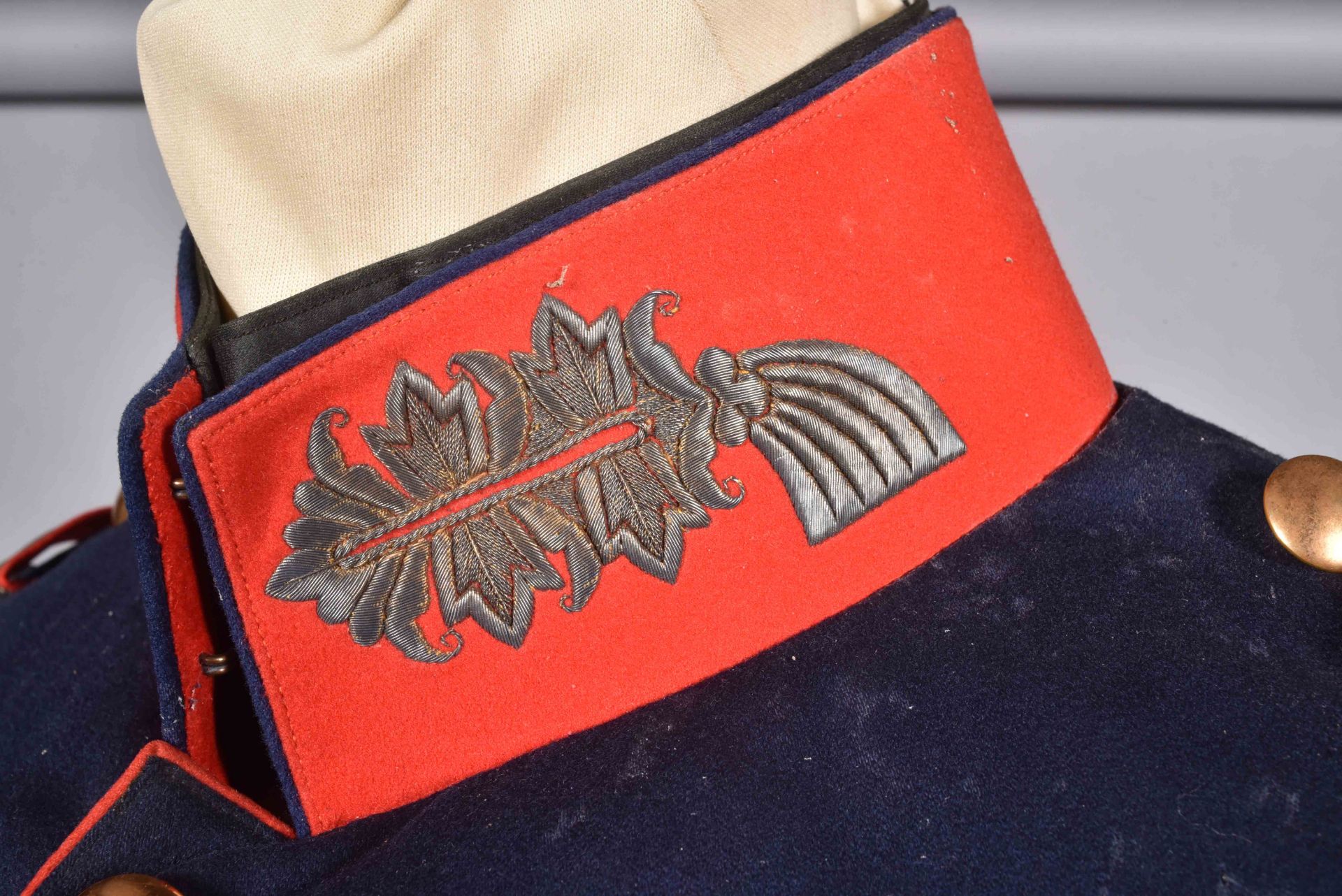 Waffenrock modèle 1900 de général. En drap bleu et parements rouge. Insigne copie de la grande croix - Bild 2 aus 9