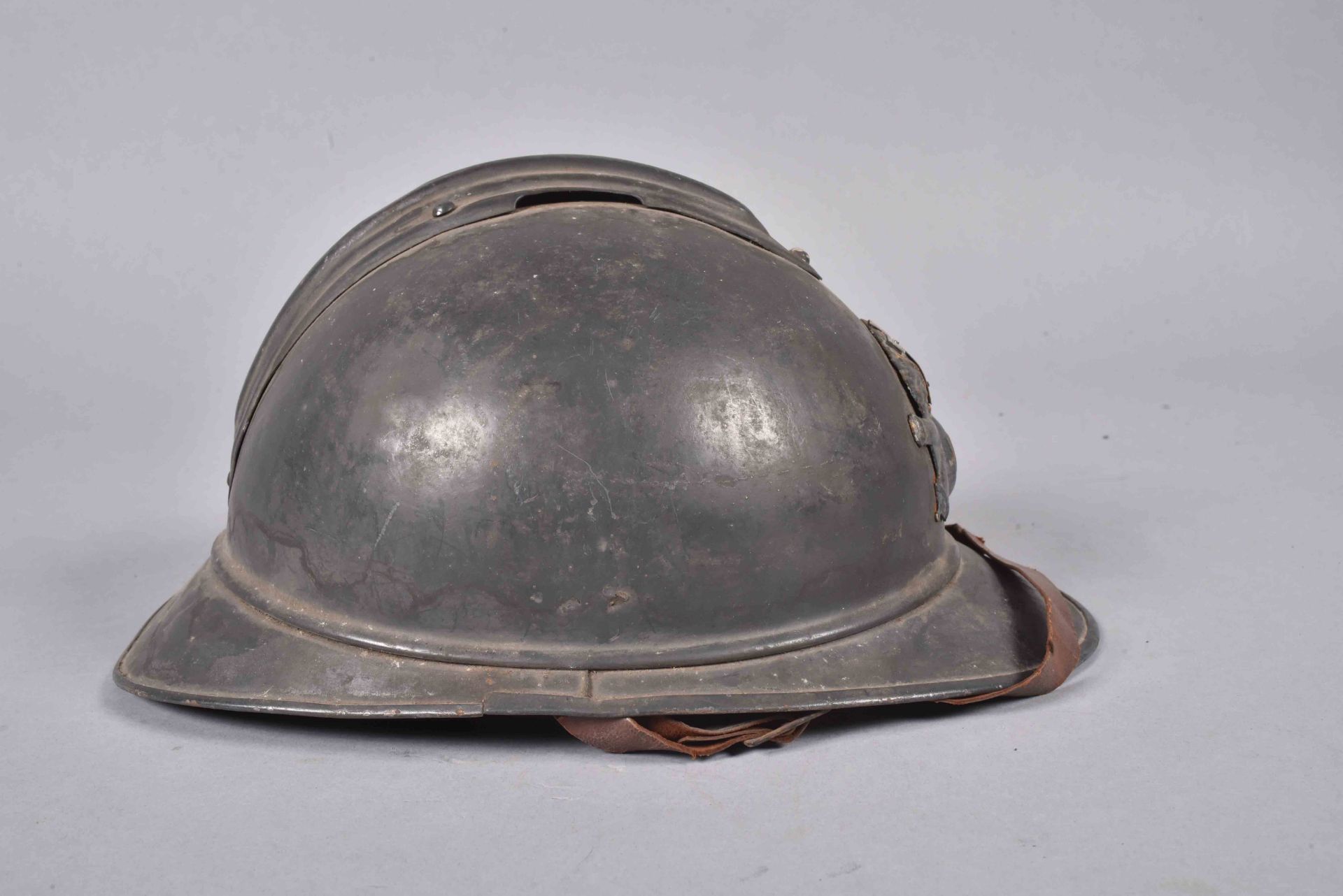 Casque Adrian 1915. Artillerie. Peinture bleu foncé d’usine. Coque B – JAPY. Attribut rehaussé d’une - Bild 4 aus 5