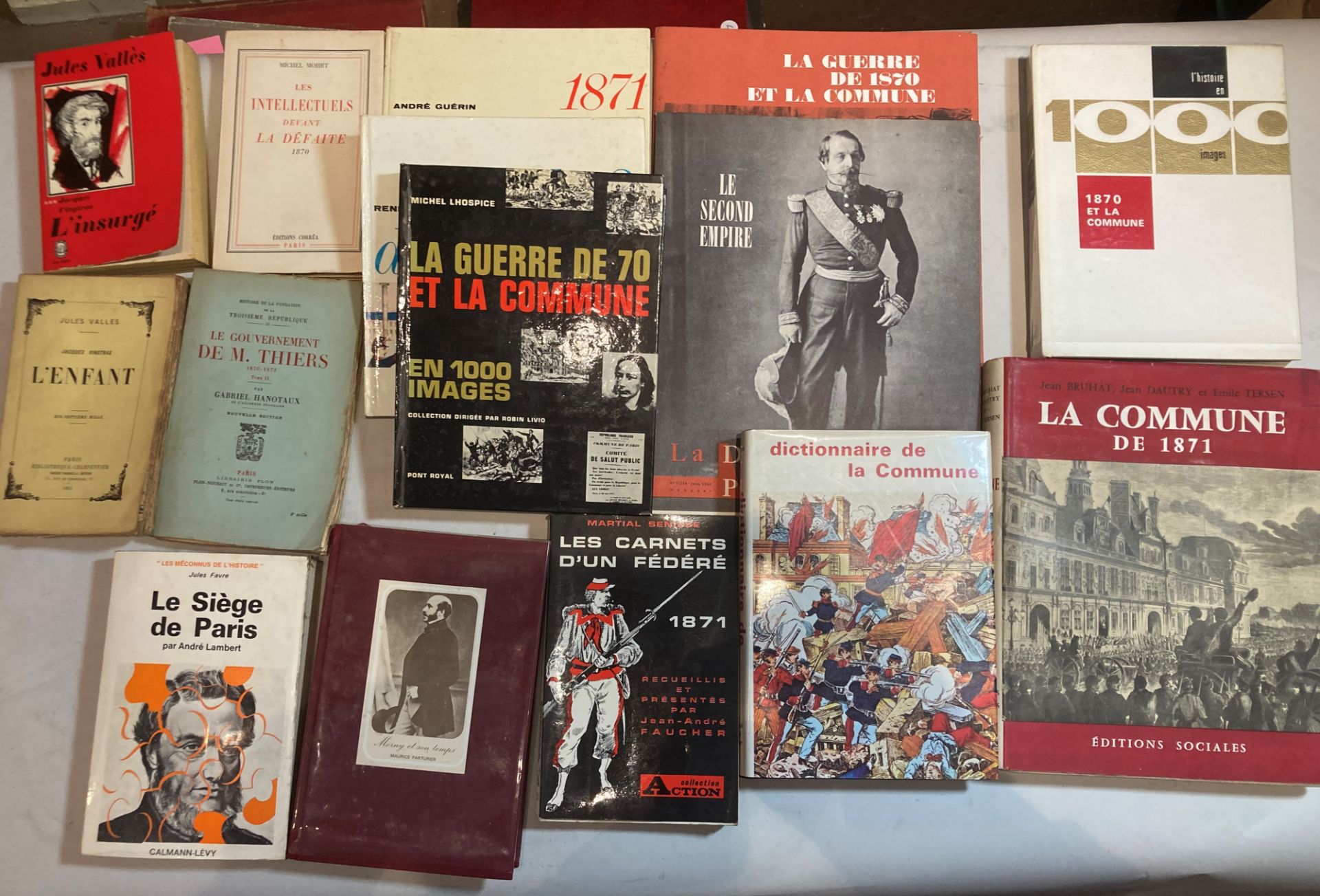 La Commune et la guerre de 1870-71. Lot de 25 revues, livres et reliés brochés. Différents formats