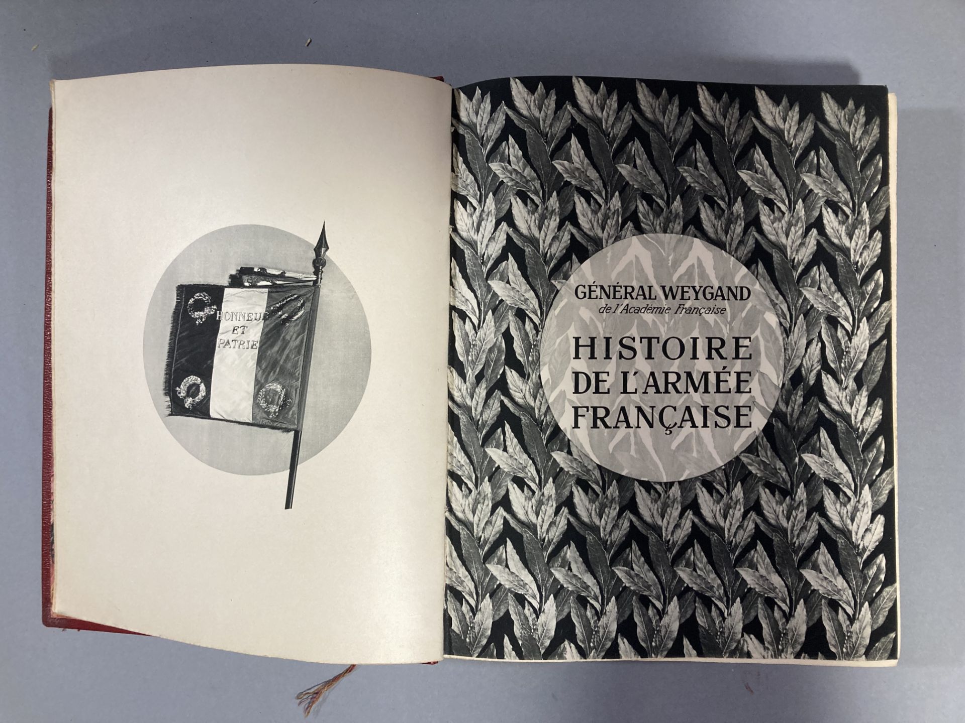 Général WEYGAND. Histoire de l’Armée française. Flammarion 1938. Reliure en maroquin rouge, dos à