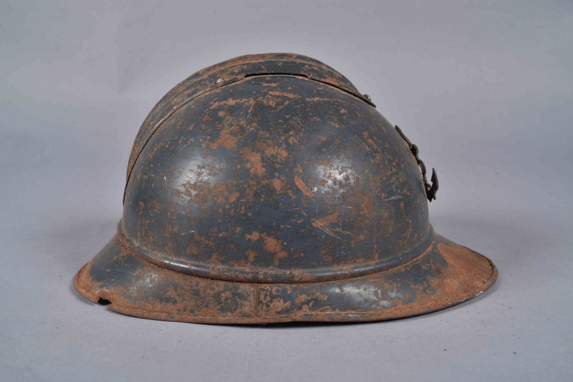 Casque Adrian 1915. Colonial. Peinture bleu d’usine Coque A, taille 56. Avec oxydations - Bild 4 aus 5