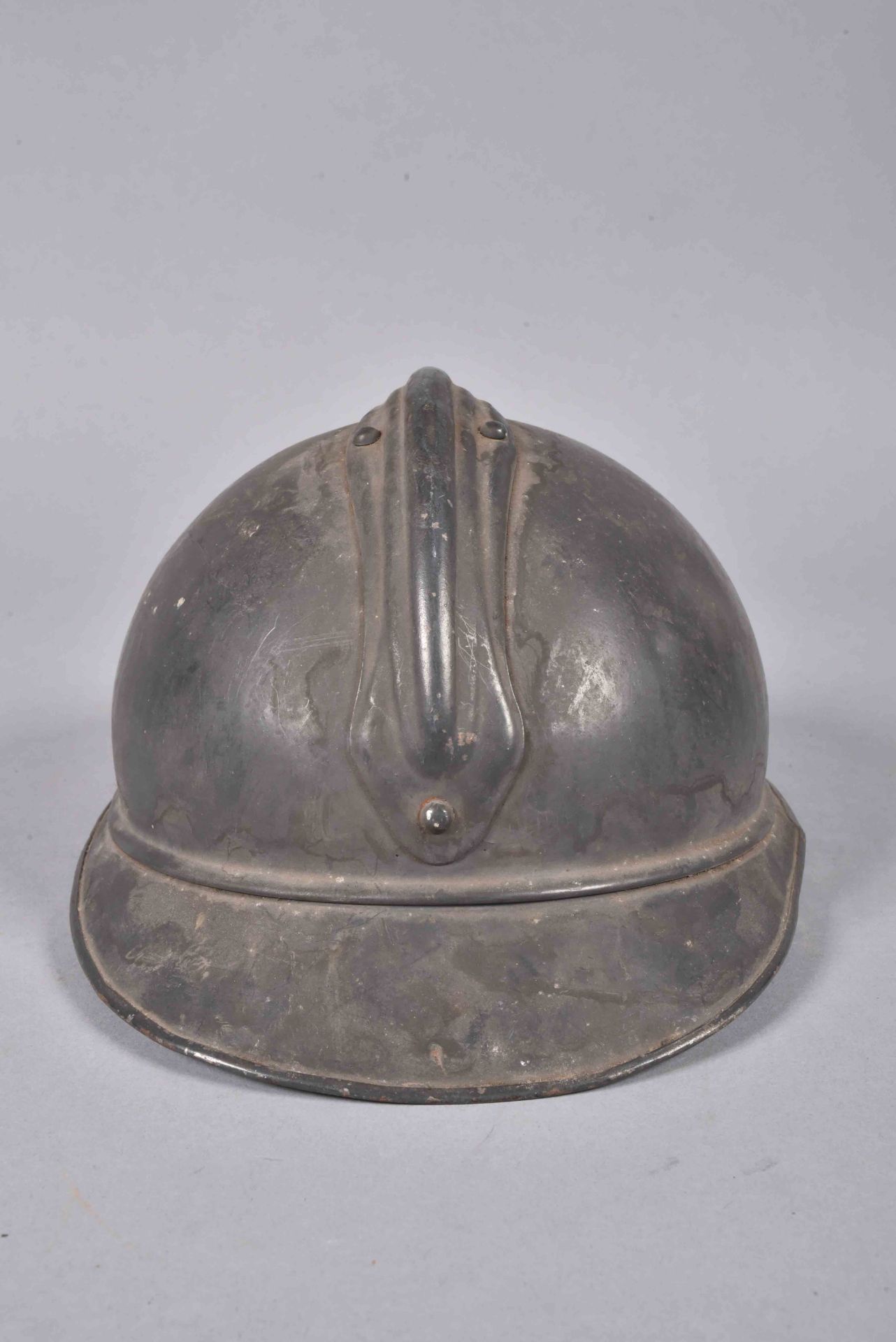 Casque Adrian 1915. Artillerie. Peinture bleu foncé d’usine. Coque B – JAPY. Attribut rehaussé d’une - Bild 3 aus 5