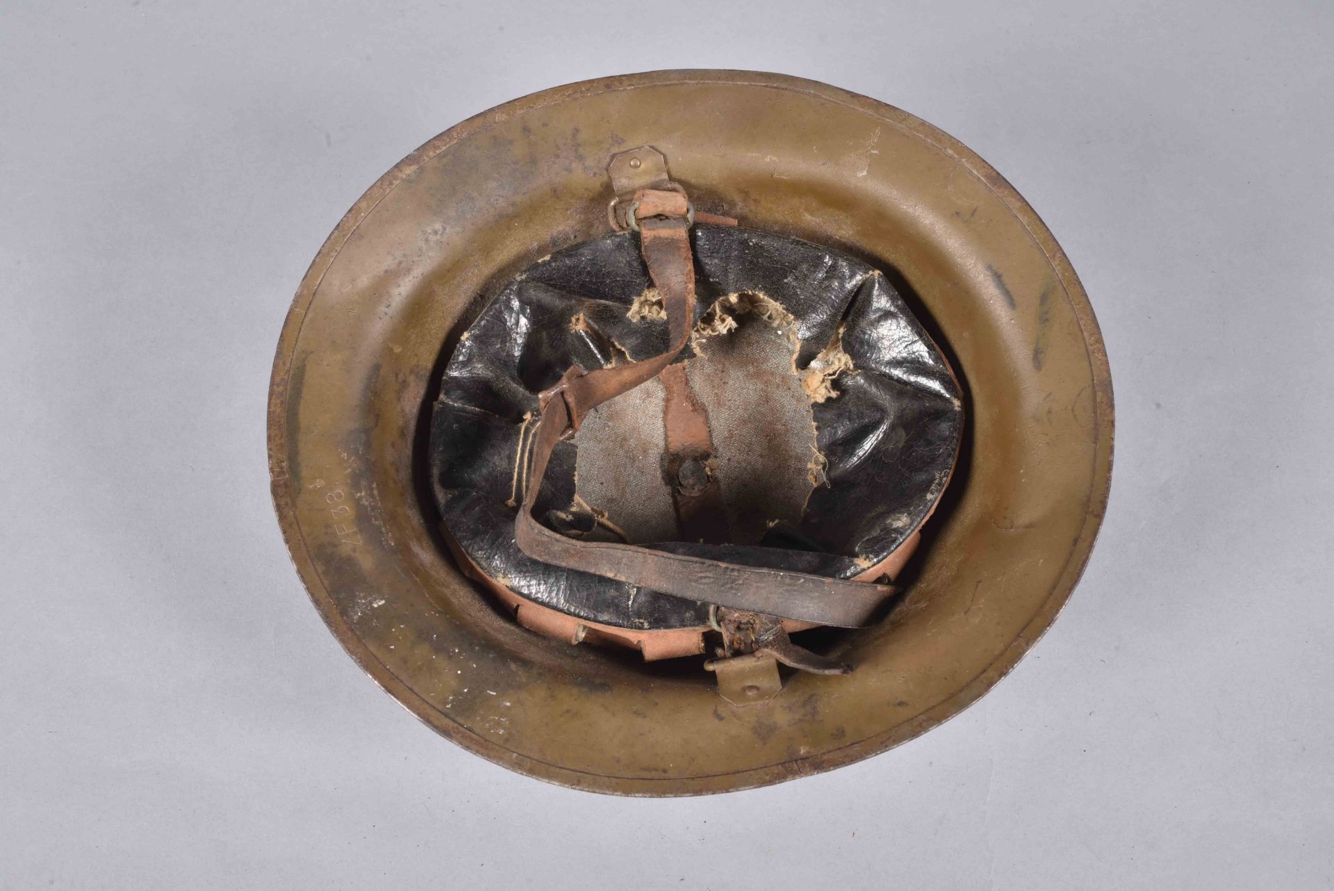 US- Casque M-1917 de la 80th division américaine Blue Ridge. Coque en acier recouverte d’une - Bild 5 aus 6